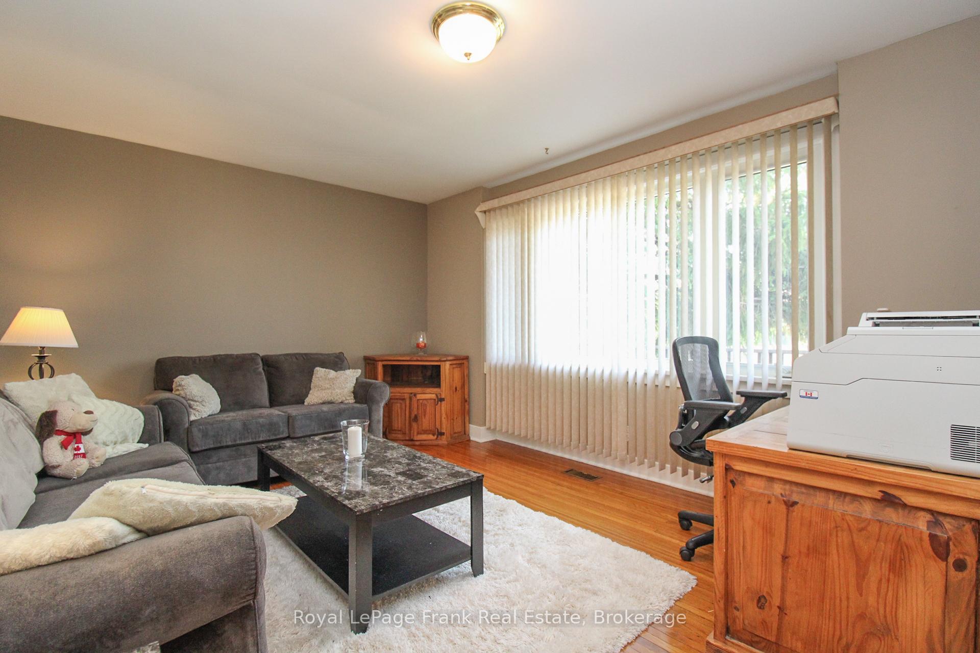 Photo 11 of 938 Parkhill Road W, Peterborough, Monaghan Ward 2 — HOMEH