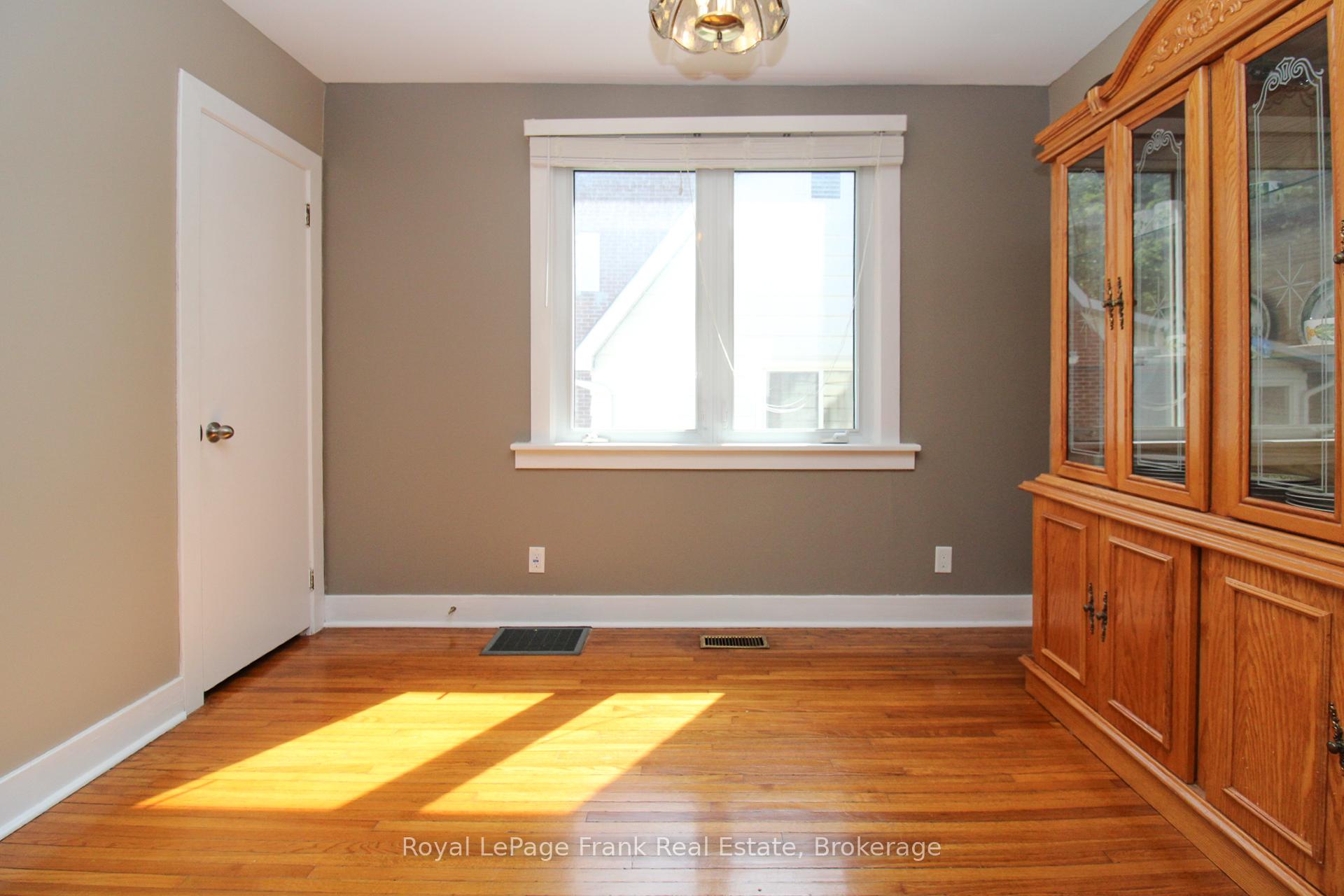 Photo 8 of 938 Parkhill Road W, Peterborough, Monaghan Ward 2 — HOMEH