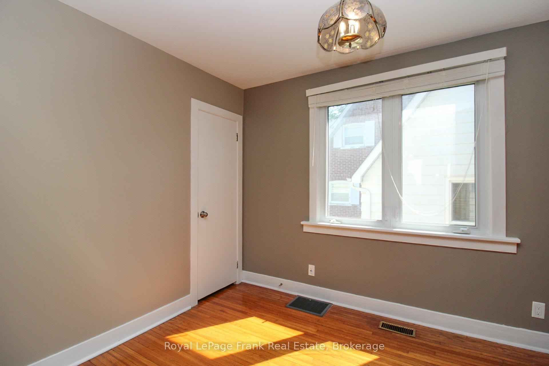 Photo 9 of 938 Parkhill Road W, Peterborough, Monaghan Ward 2 — HOMEH