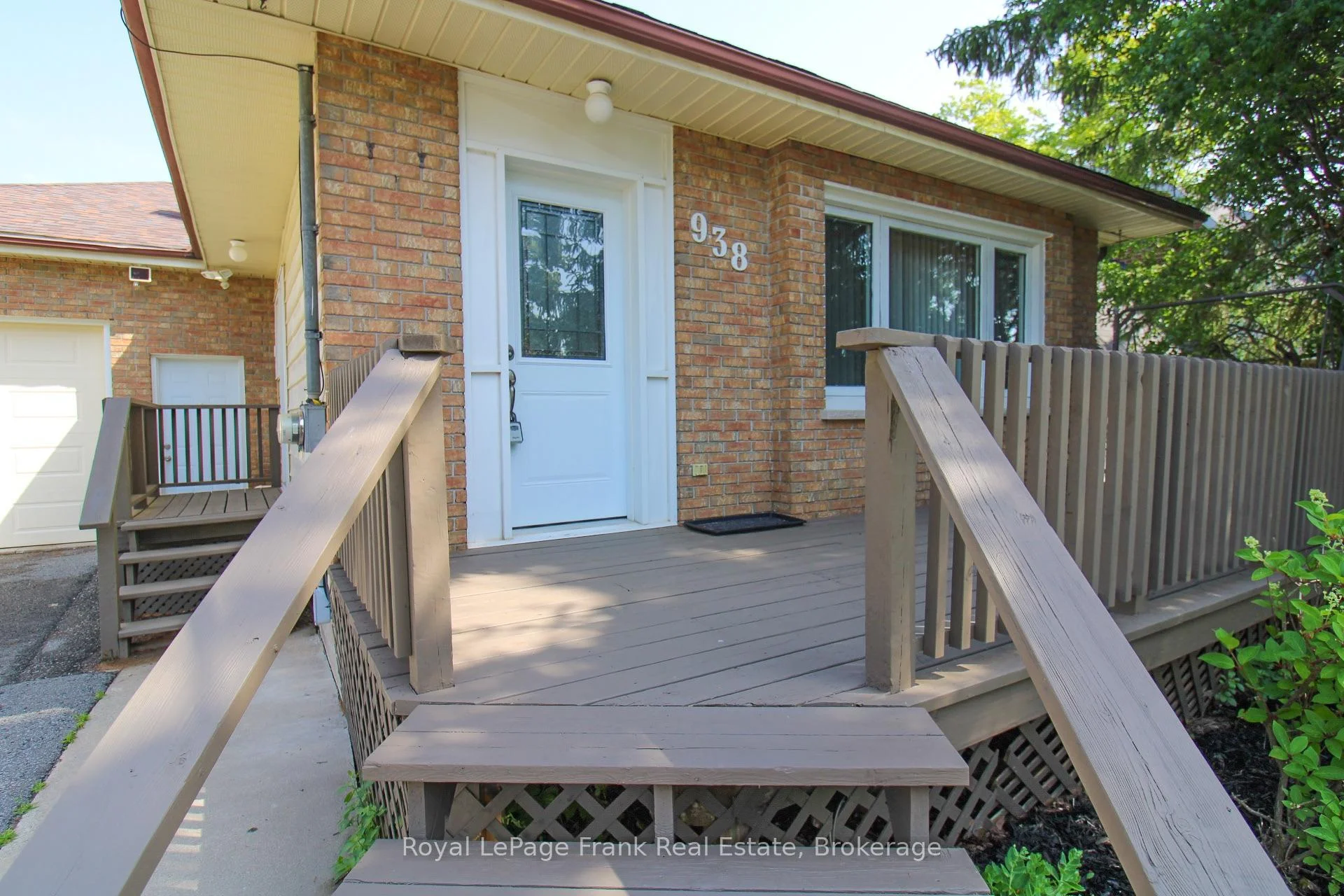 Photo 2 of 938 Parkhill Road W, Peterborough, Monaghan Ward 2 — HOMEH