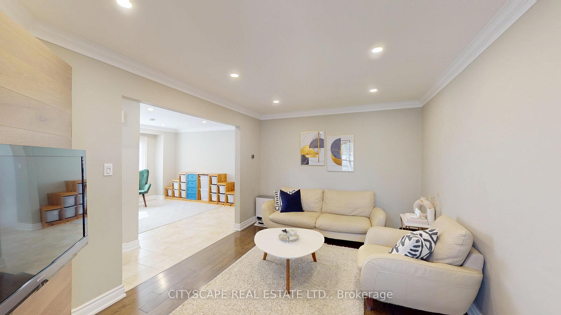 Photo 3 of 17 Badessa Circle, Vaughan, Brownridge — HOMEH