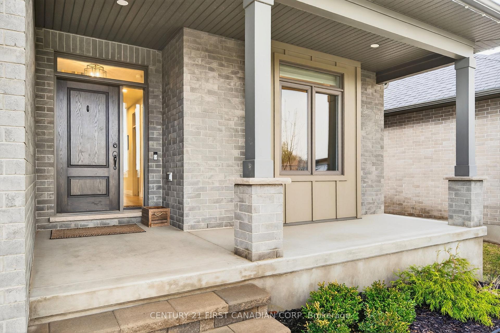 Photo 3 of 31 Lindsay Crescent, Strathroy-Caradoc, SE — HOMEH