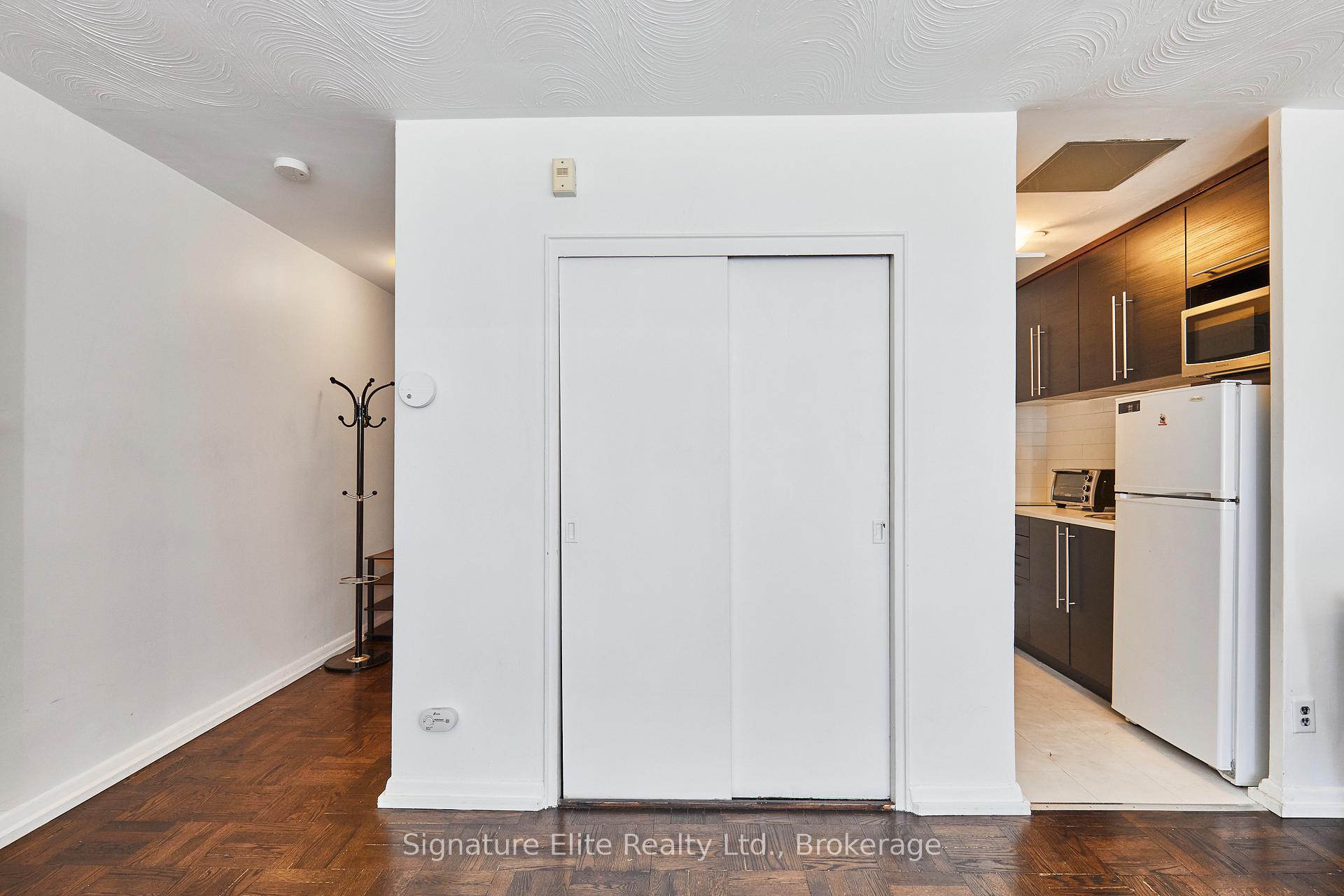 Photo 6 of Unit 405, 1901 Bayview Avenue, Toronto, Leaside — HOMEH