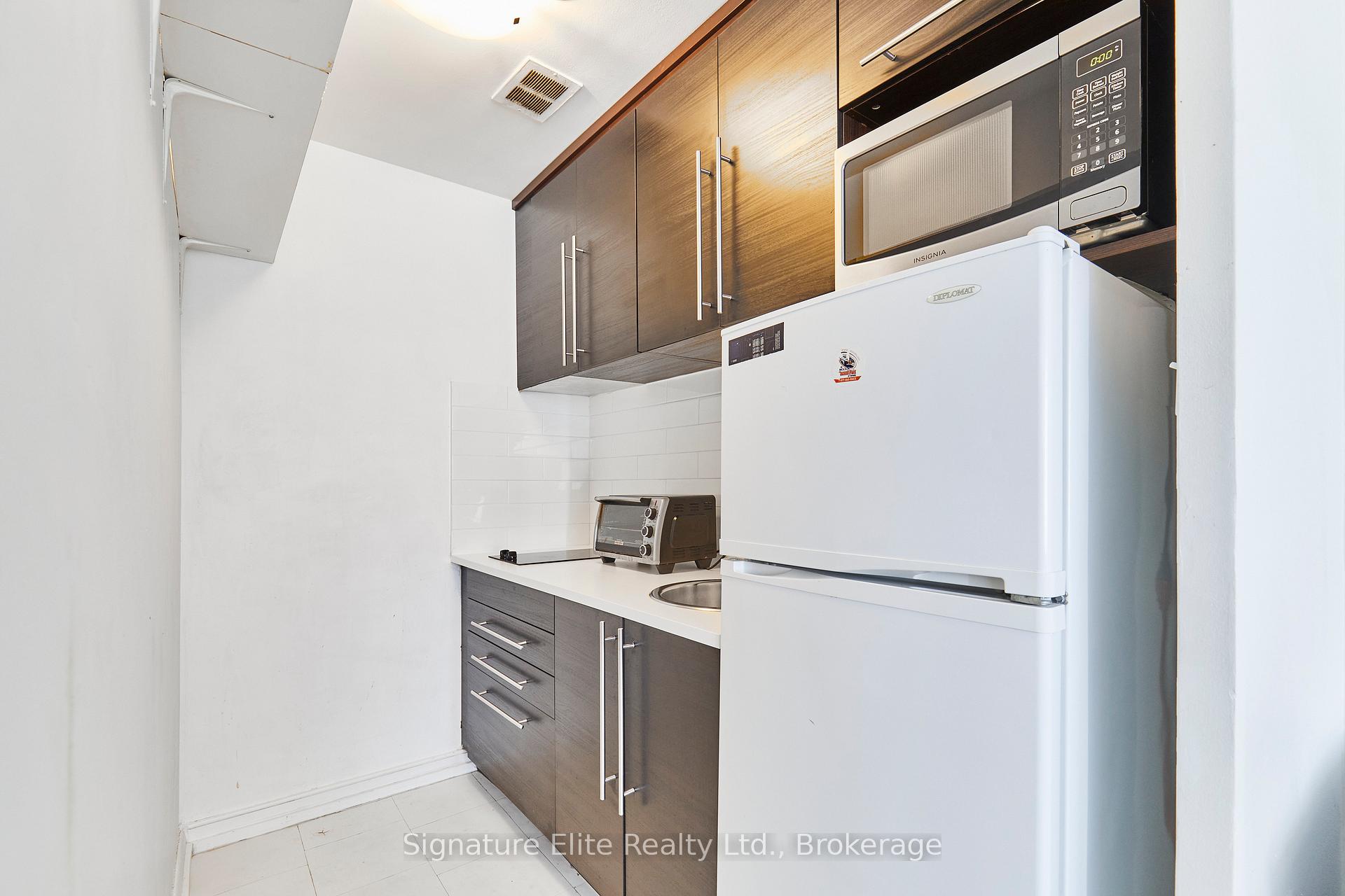 Photo 7 of Unit 405, 1901 Bayview Avenue, Toronto, Leaside — HOMEH