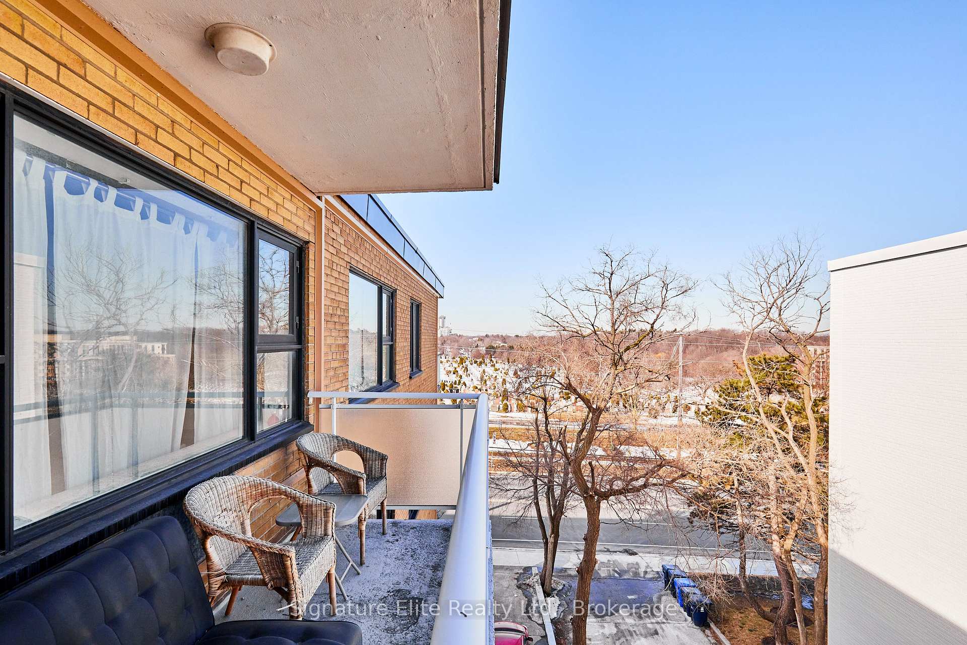 Photo 9 of Unit 405, 1901 Bayview Avenue, Toronto, Leaside — HOMEH