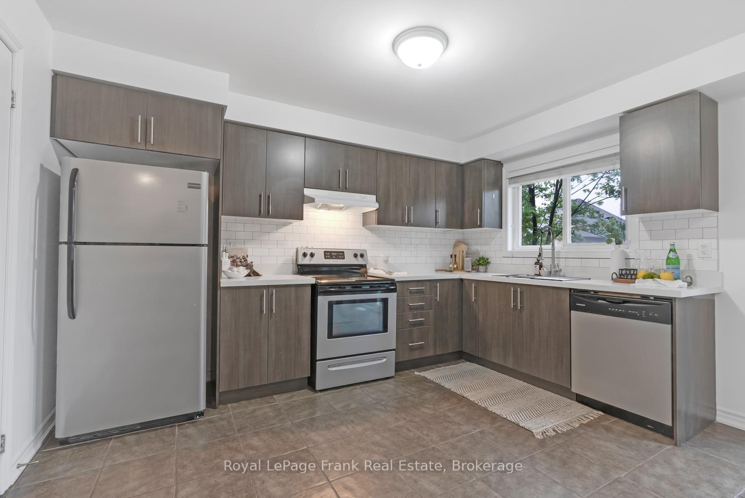 Photo 4 of 28 Katerson Lane, Clarington, Courtice — HOMEH