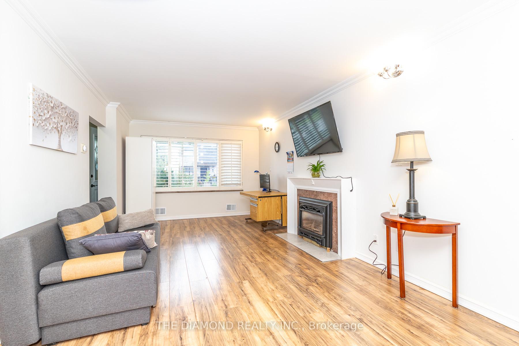 Photo 3 of 75 Glen Agar Drive, Etobicoke, Princess-Rosethorn — HOMEH
