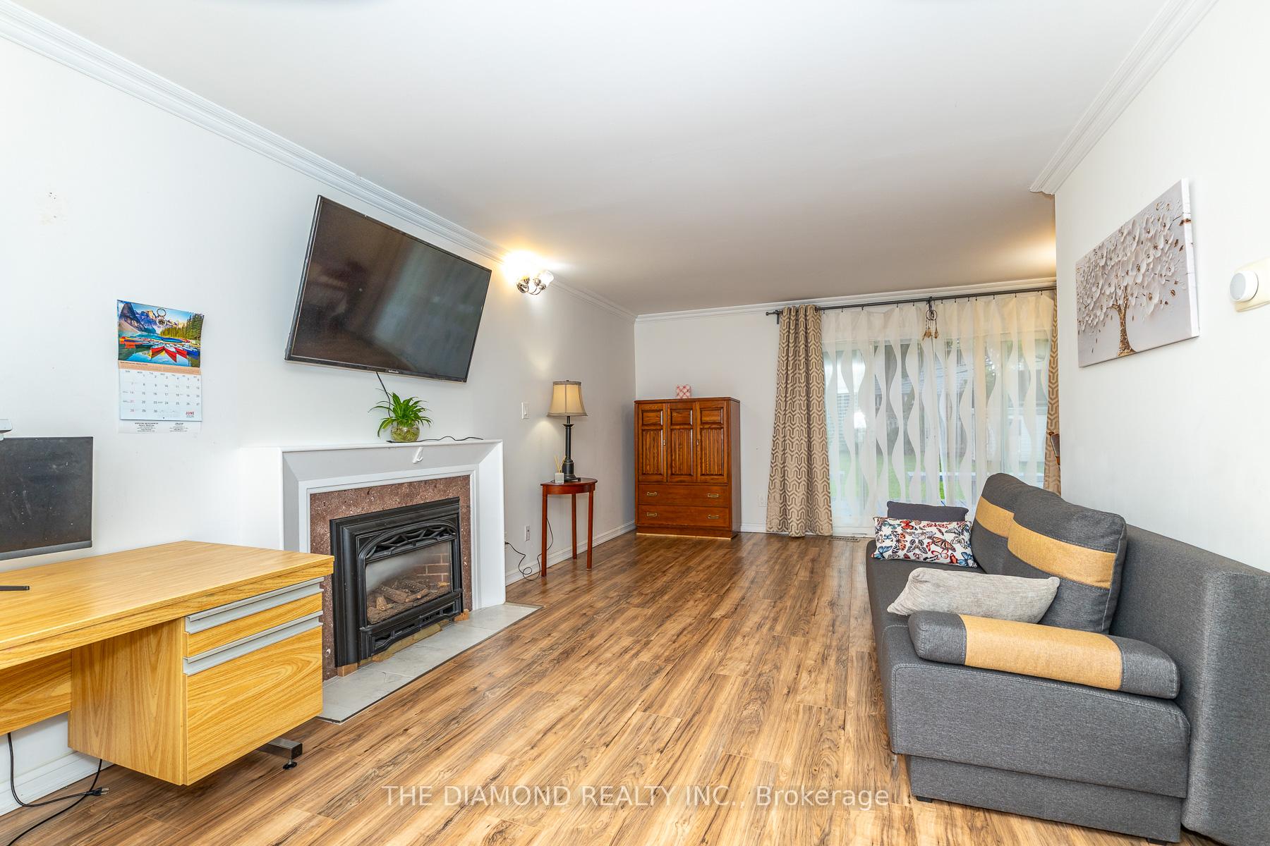 Photo 4 of 75 Glen Agar Drive, Etobicoke, Princess-Rosethorn — HOMEH