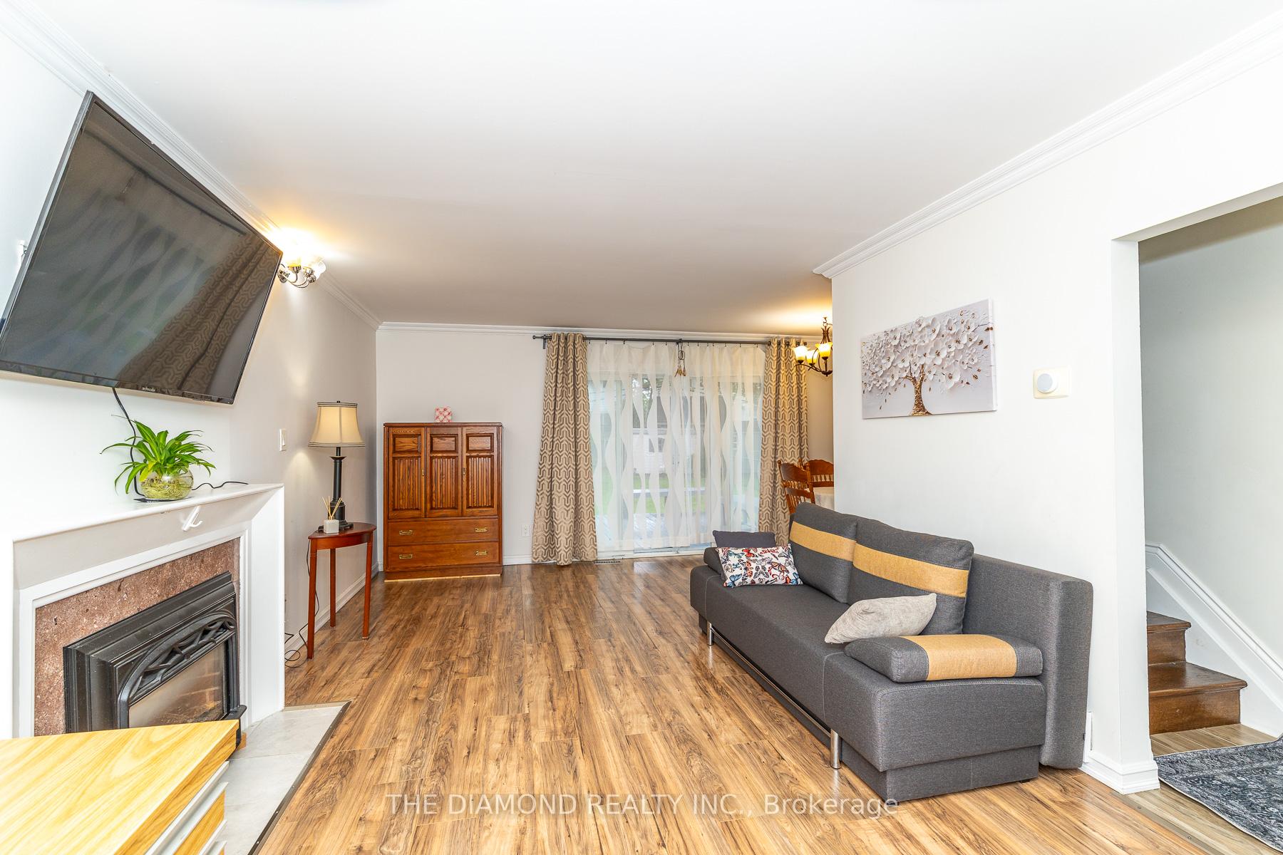 Photo 5 of 75 Glen Agar Drive, Etobicoke, Princess-Rosethorn — HOMEH