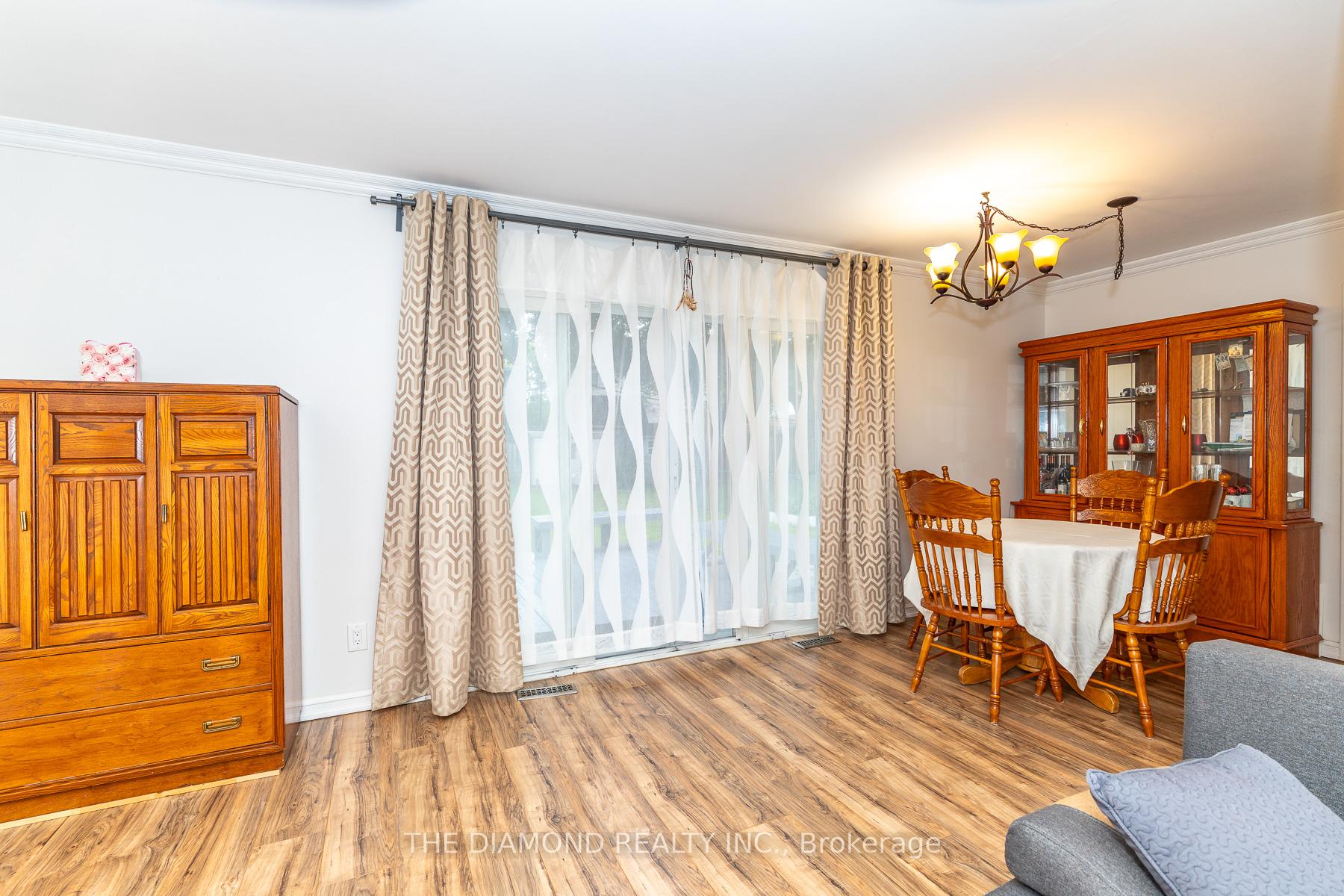 Photo 6 of 75 Glen Agar Drive, Etobicoke, Princess-Rosethorn — HOMEH