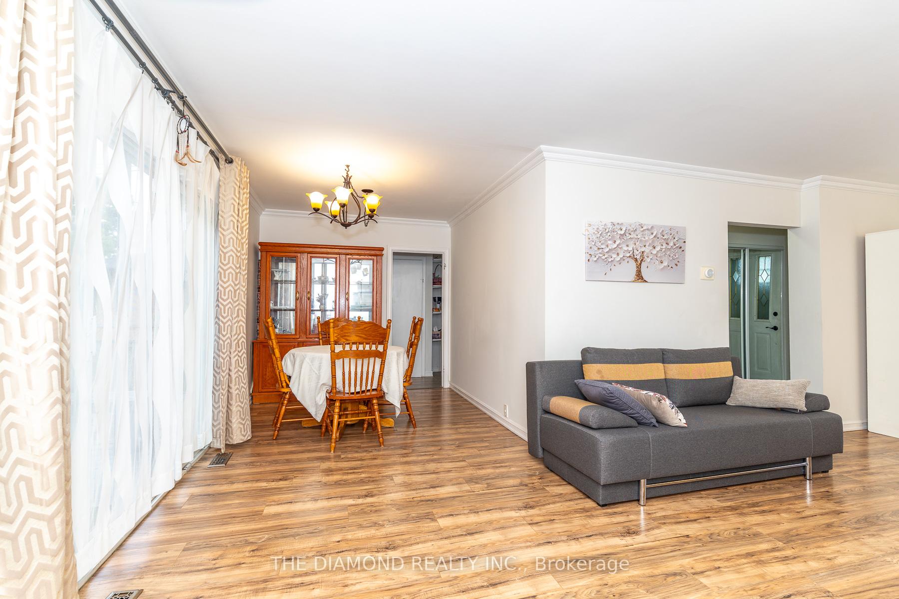 Photo 10 of 75 Glen Agar Drive, Etobicoke, Princess-Rosethorn — HOMEH