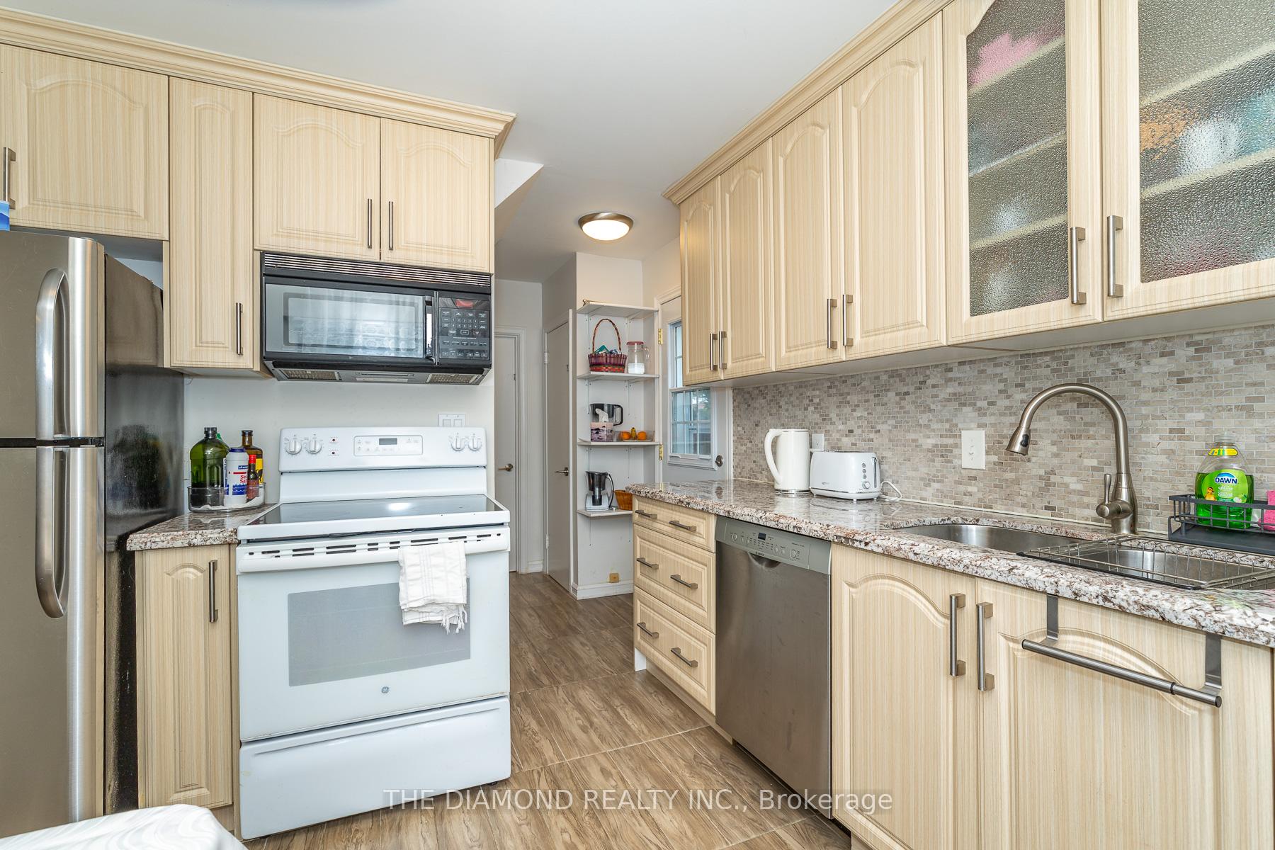 Photo 13 of 75 Glen Agar Drive, Etobicoke, Princess-Rosethorn — HOMEH