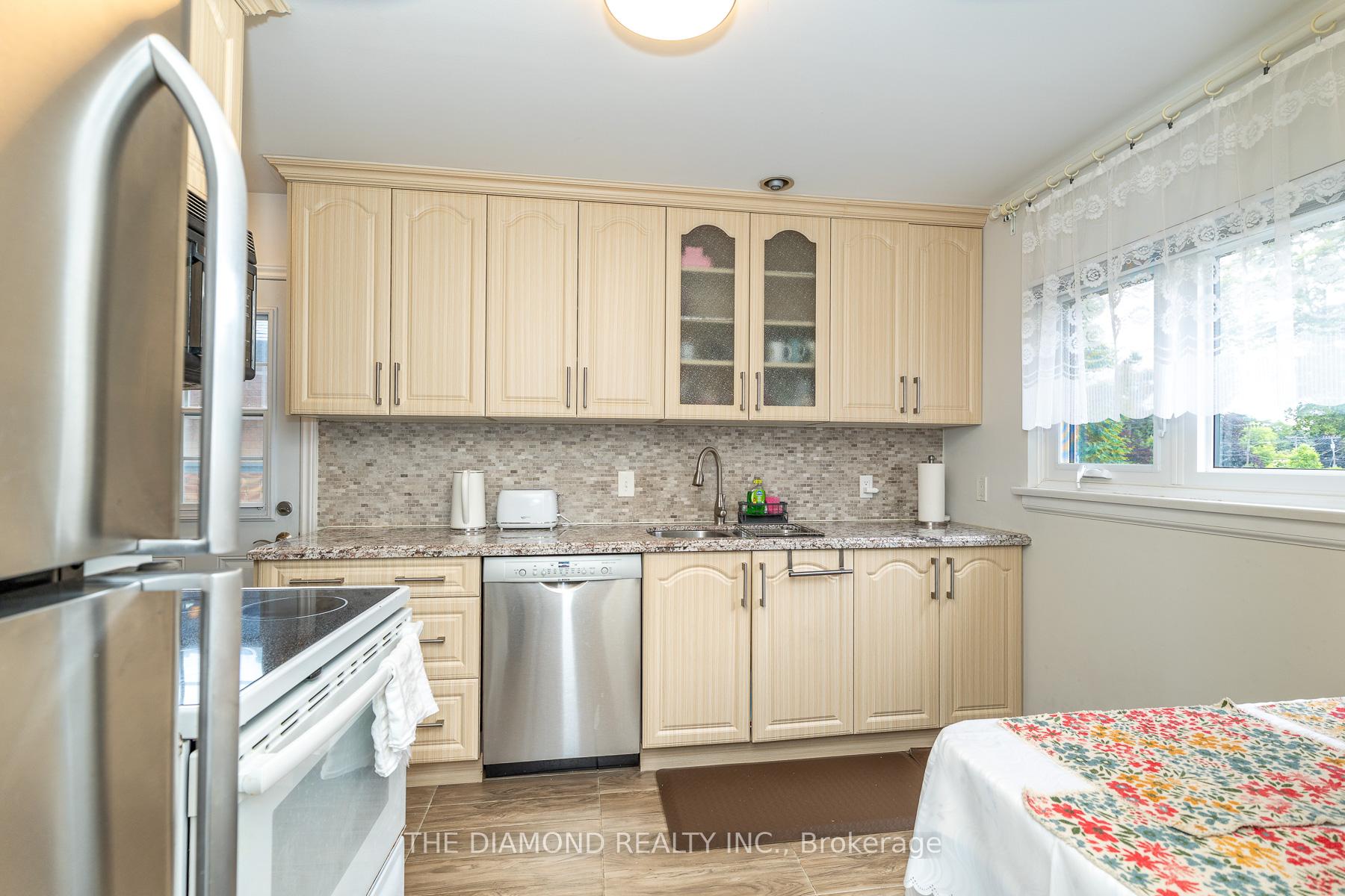 Photo 14 of 75 Glen Agar Drive, Etobicoke, Princess-Rosethorn — HOMEH