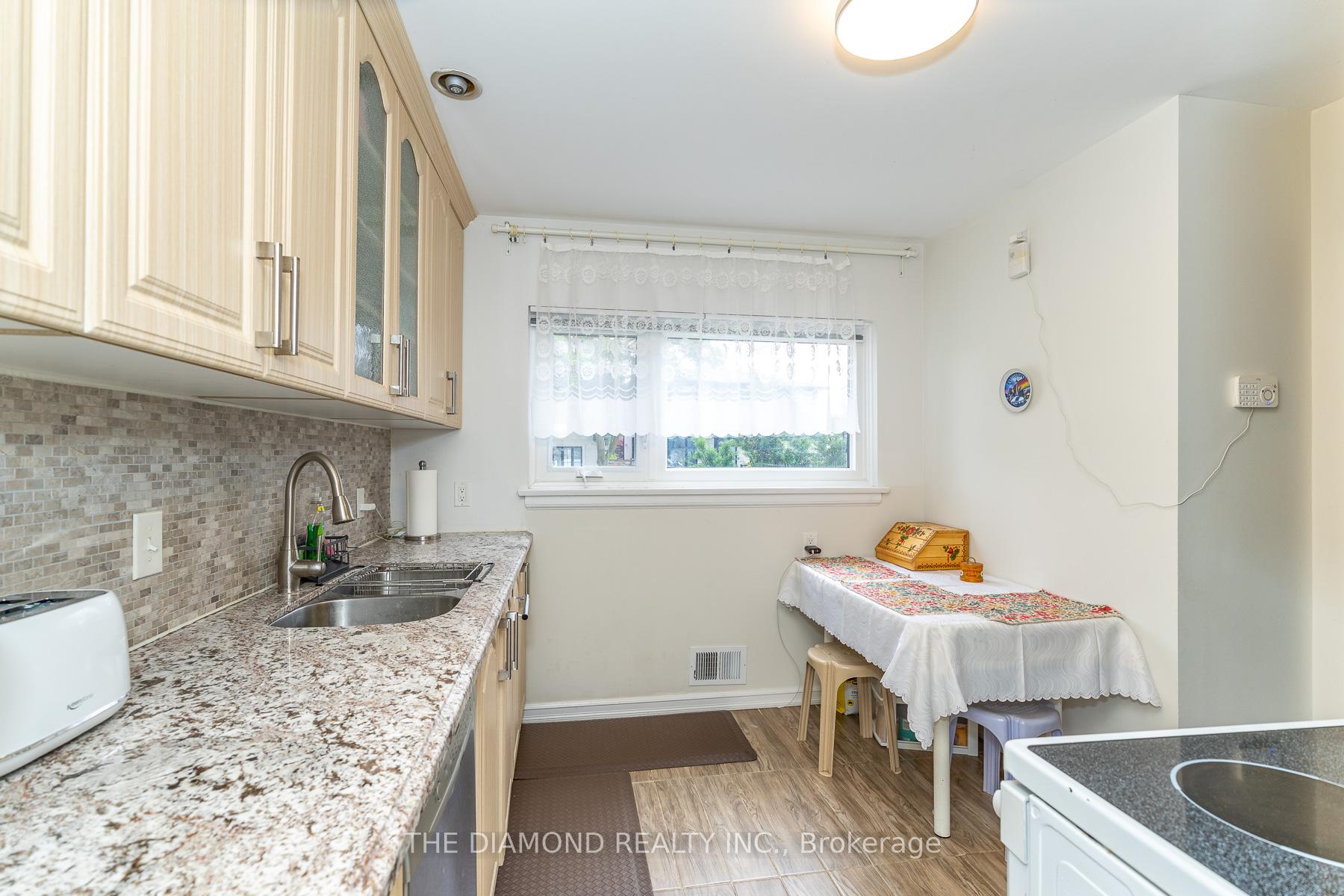 Photo 15 of 75 Glen Agar Drive, Etobicoke, Princess-Rosethorn — HOMEH