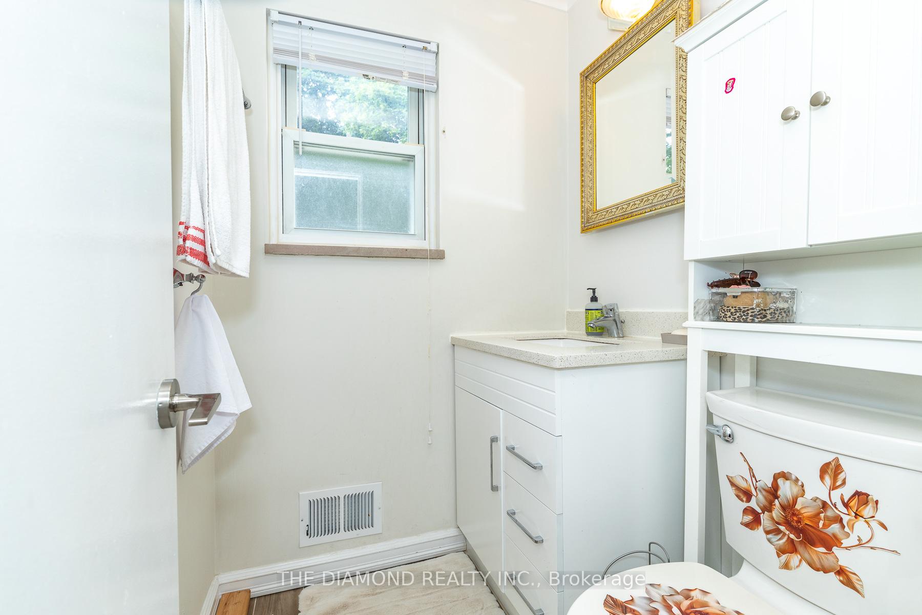 Photo 17 of 75 Glen Agar Drive, Etobicoke, Princess-Rosethorn — HOMEH