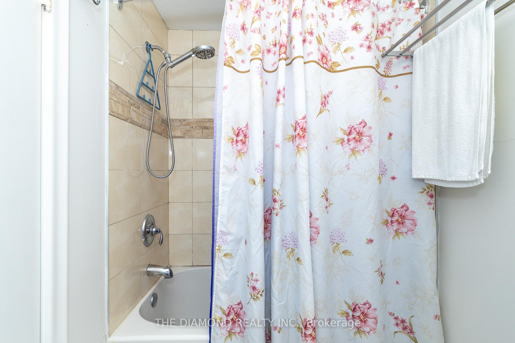 Photo 23 of 75 Glen Agar Drive, Etobicoke, Princess-Rosethorn — HOMEH