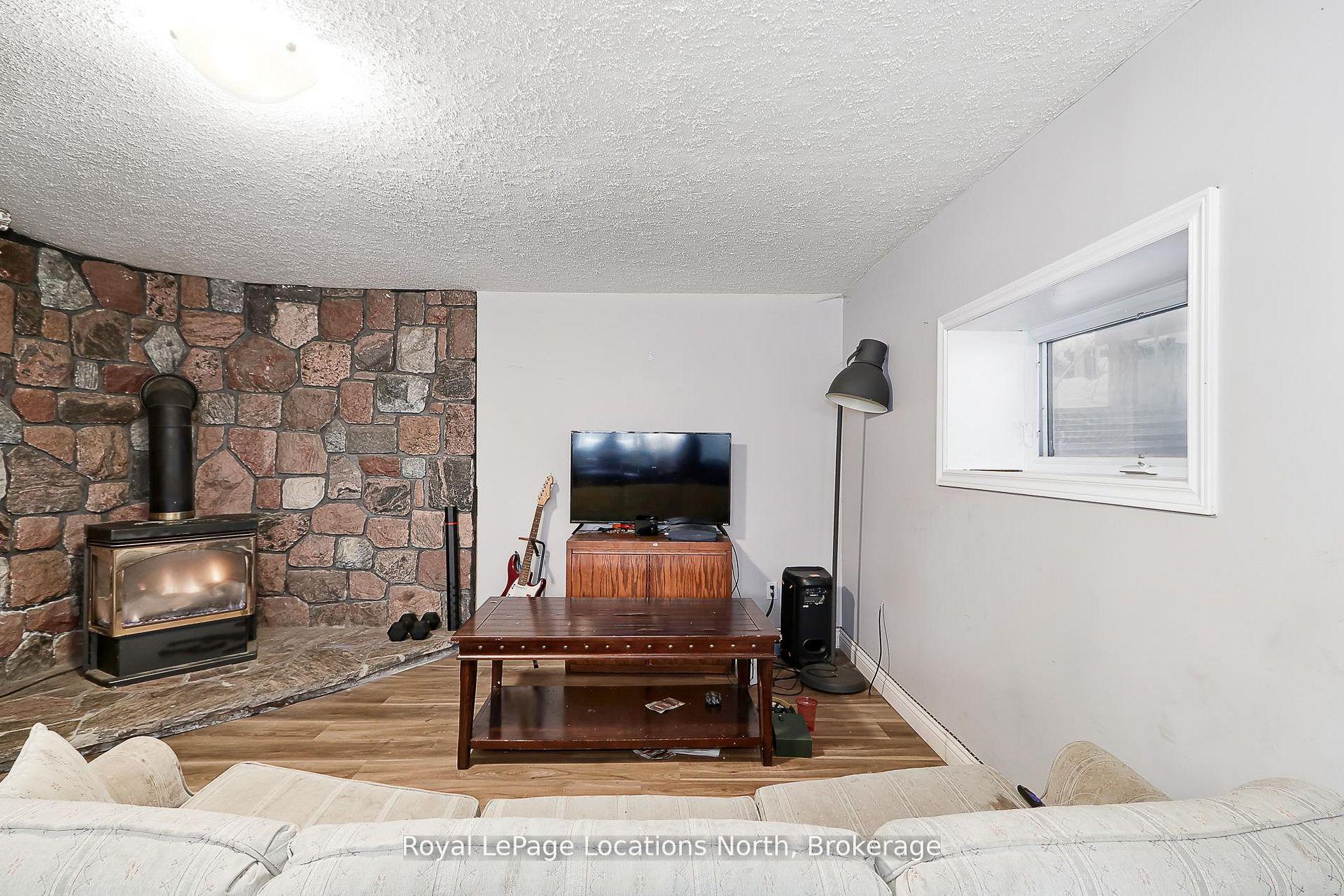 Photo 31 of 46 Fourth Street W, Midland — HOMEH