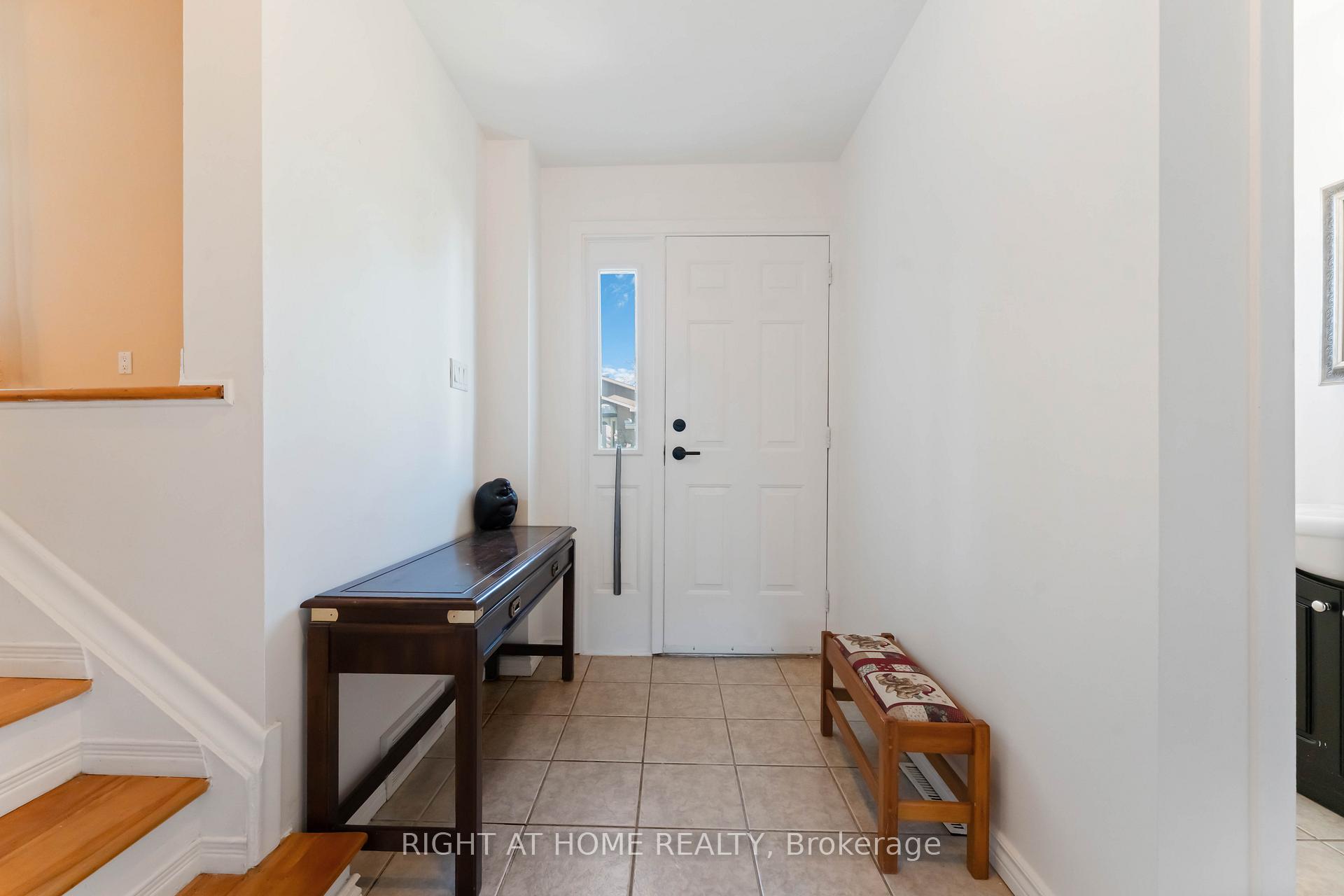 Photo 3 of 2221 Circle Place, Ottawa, Elmvale Acres/Urbandale — HOMEH