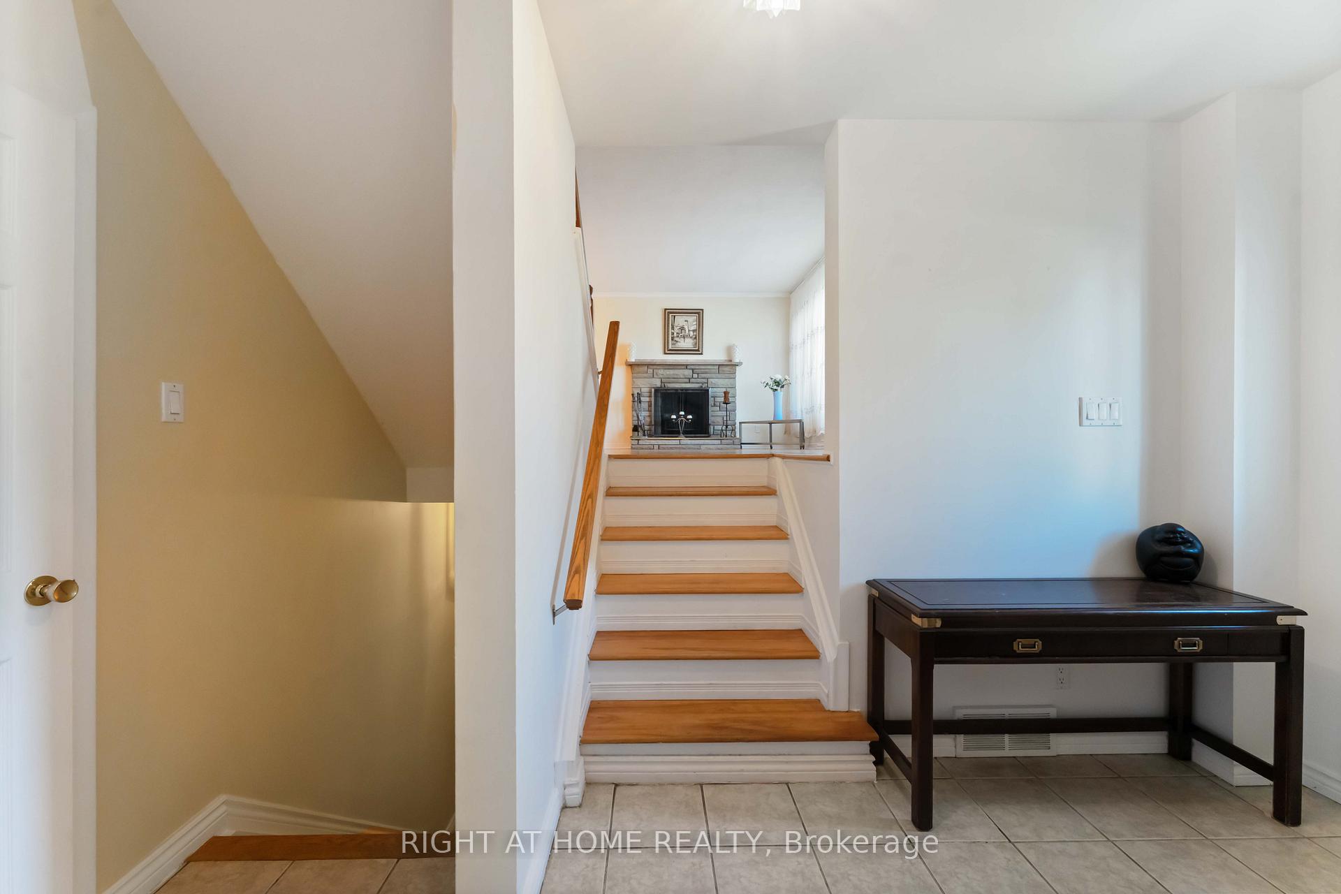 Photo 4 of 2221 Circle Place, Ottawa, Elmvale Acres/Urbandale — HOMEH
