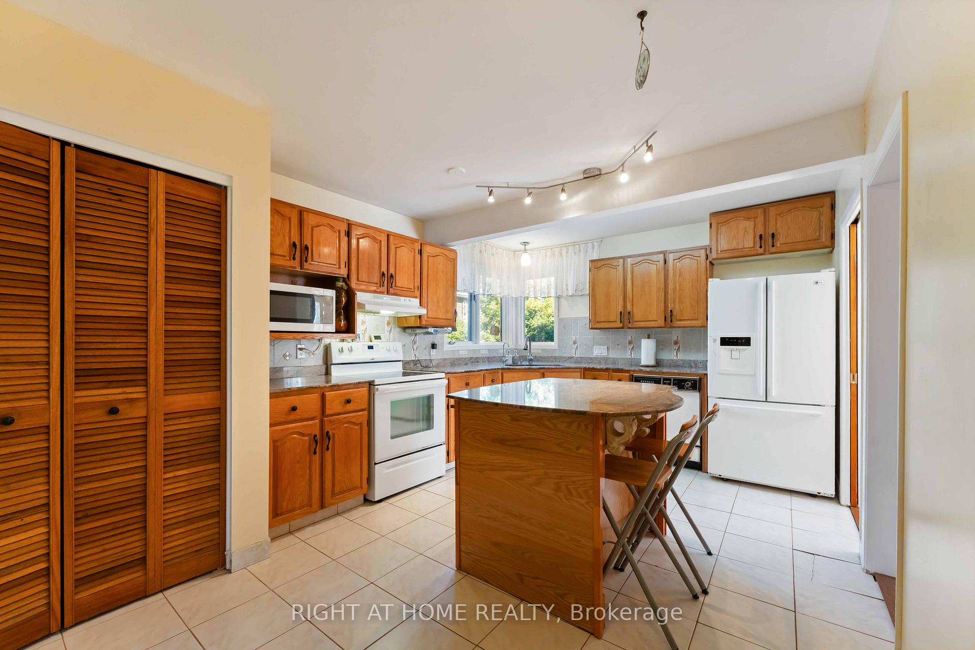 Photo 8 of 2221 Circle Place, Ottawa, Elmvale Acres/Urbandale — HOMEH