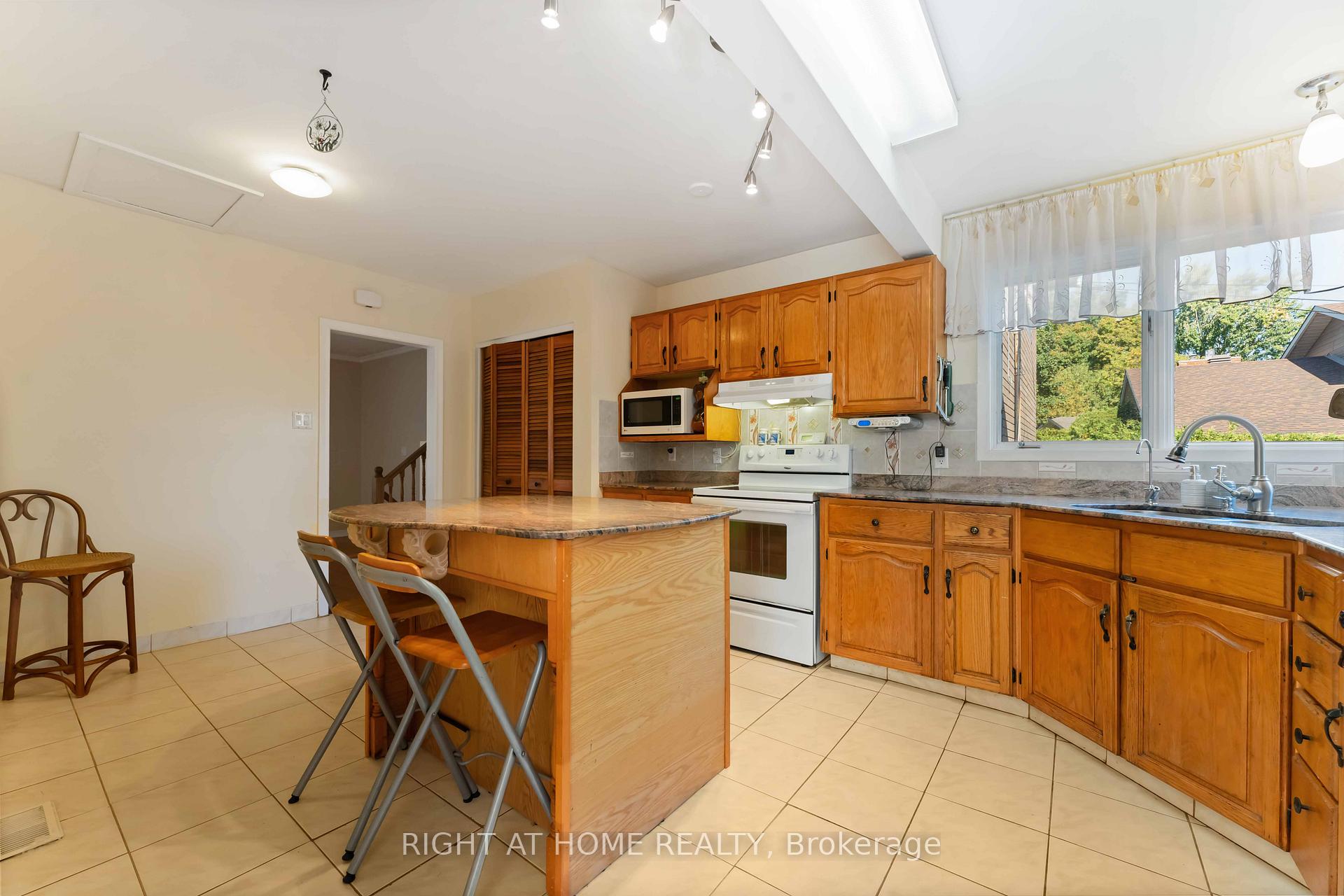 Photo 9 of 2221 Circle Place, Ottawa, Elmvale Acres/Urbandale — HOMEH