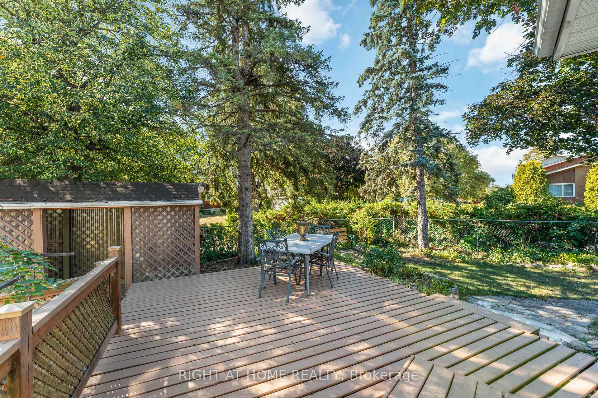 Photo 33 of 2221 Circle Place, Ottawa, Elmvale Acres/Urbandale — HOMEH