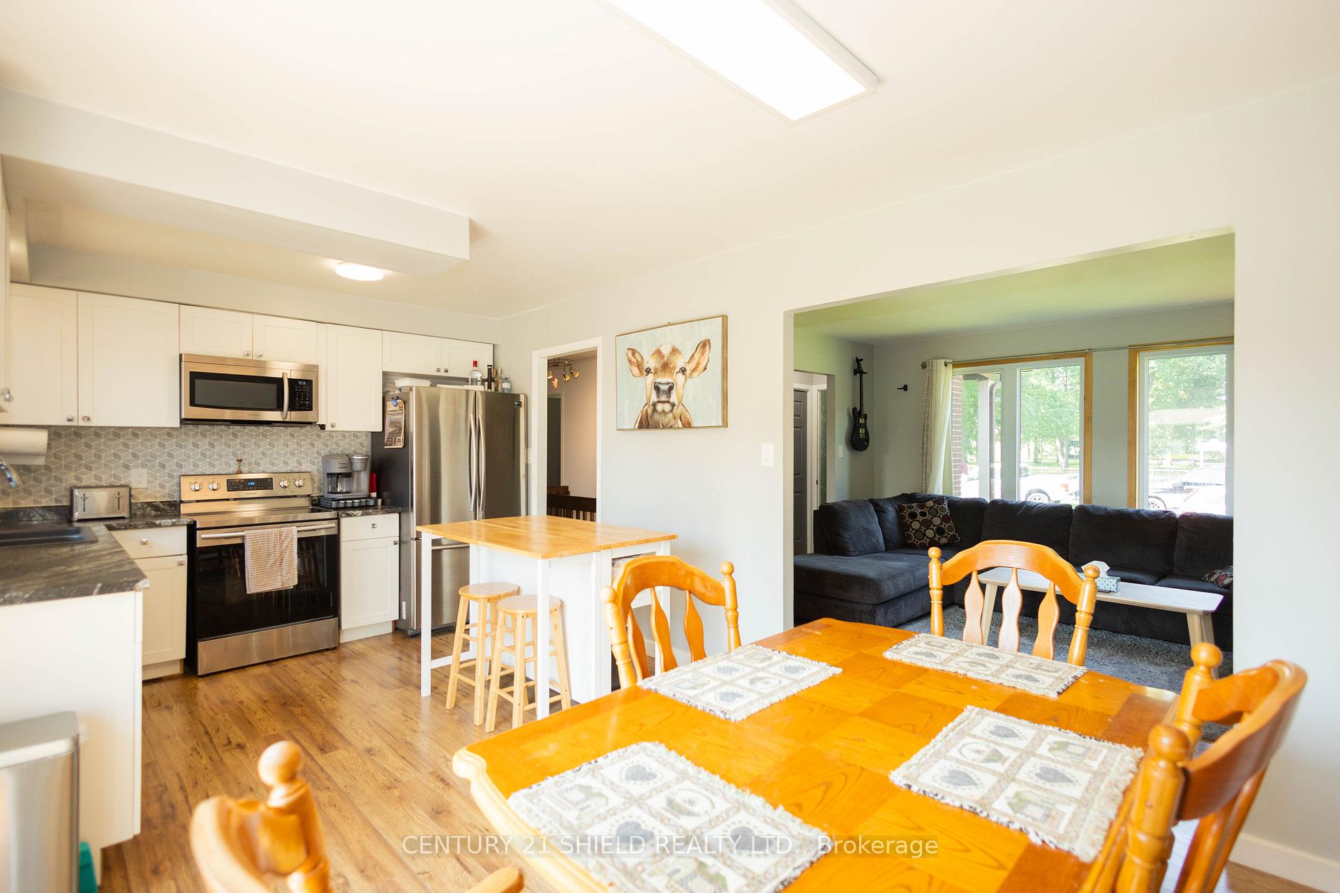 Photo 11 of 610 Dundas Crescent, Cornwall, Cornwall — HOMEH