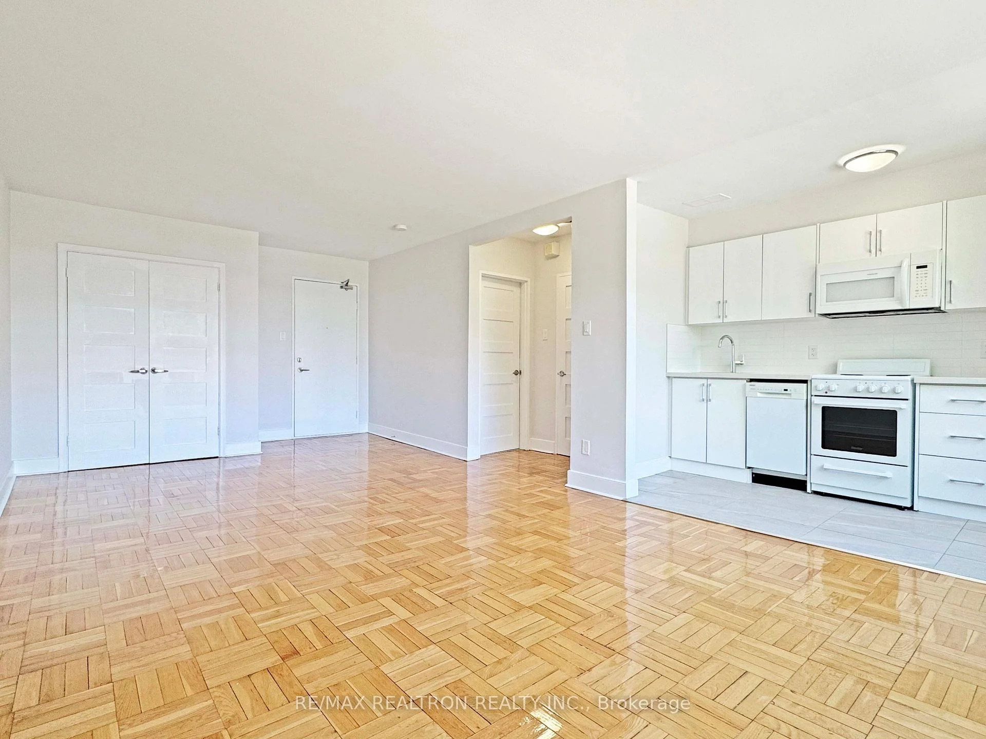 Photo 5 of Unit 204, 1545 Bathurst Street, Toronto, Forest Hill South — HOMEH