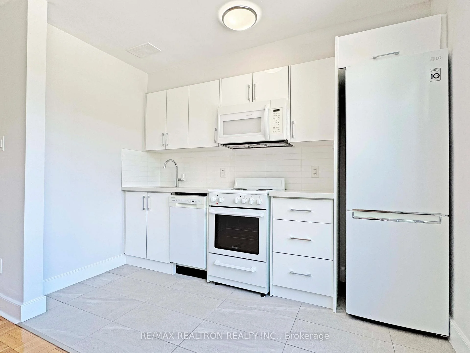 Photo 6 of Unit 204, 1545 Bathurst Street, Toronto, Forest Hill South — HOMEH