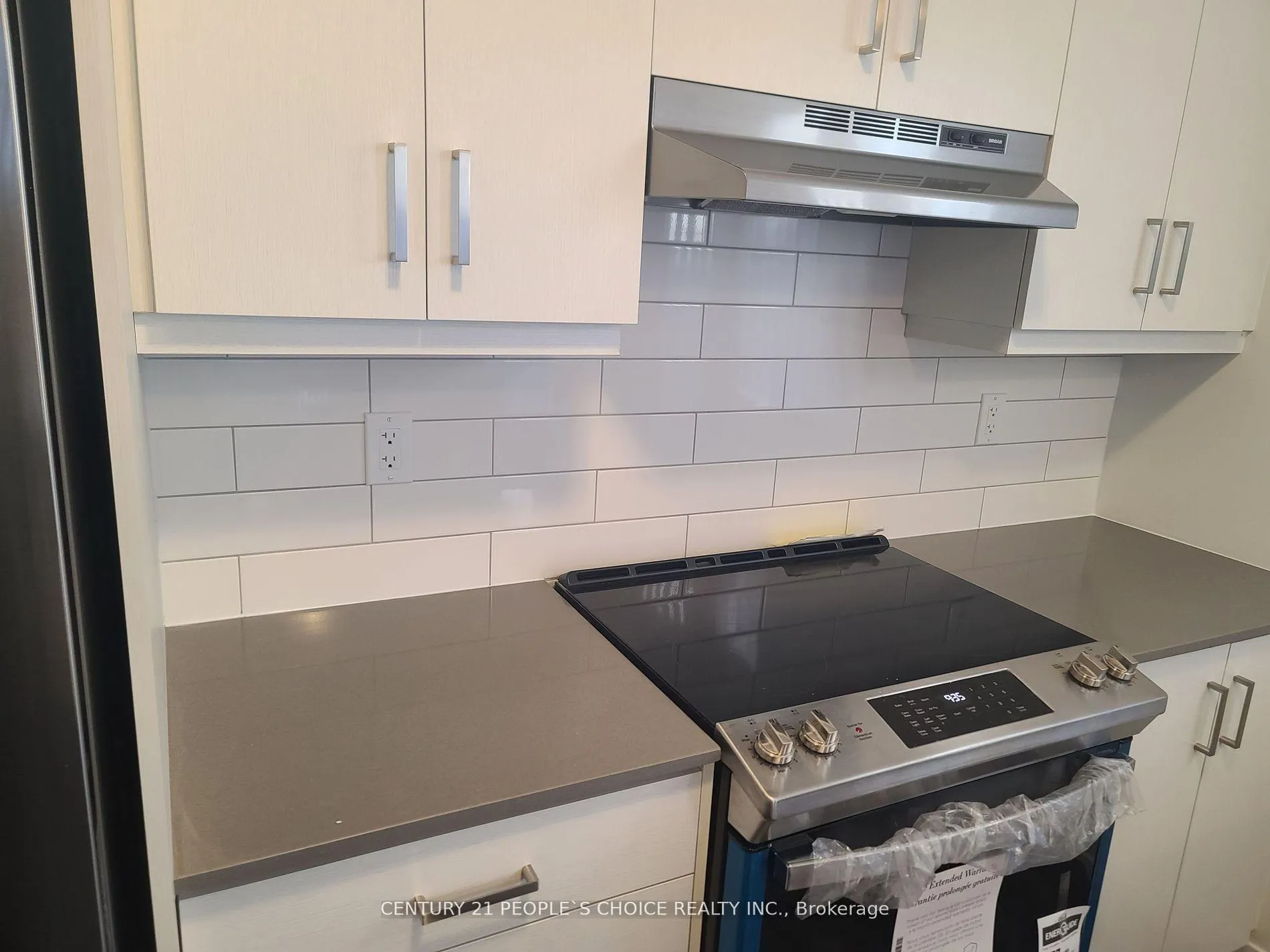 Photo 4 of Unit 183, 151 Honeycrisp Crescent, Vaughan, Vaughan Corporate Centre — HOMEH