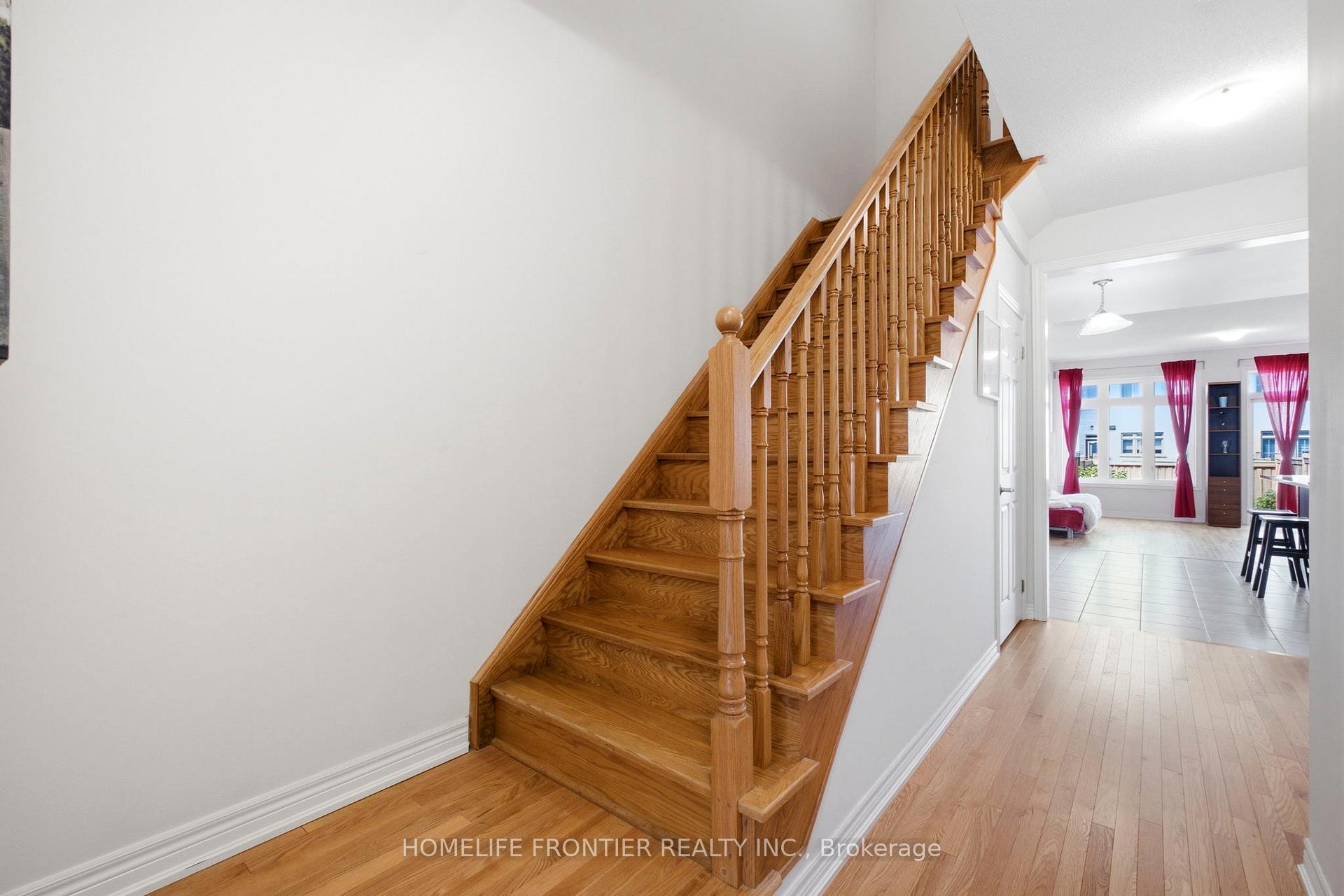 Photo 4 of 80 Walter Proctor Road, East Gwillimbury, Sharon — HOMEH