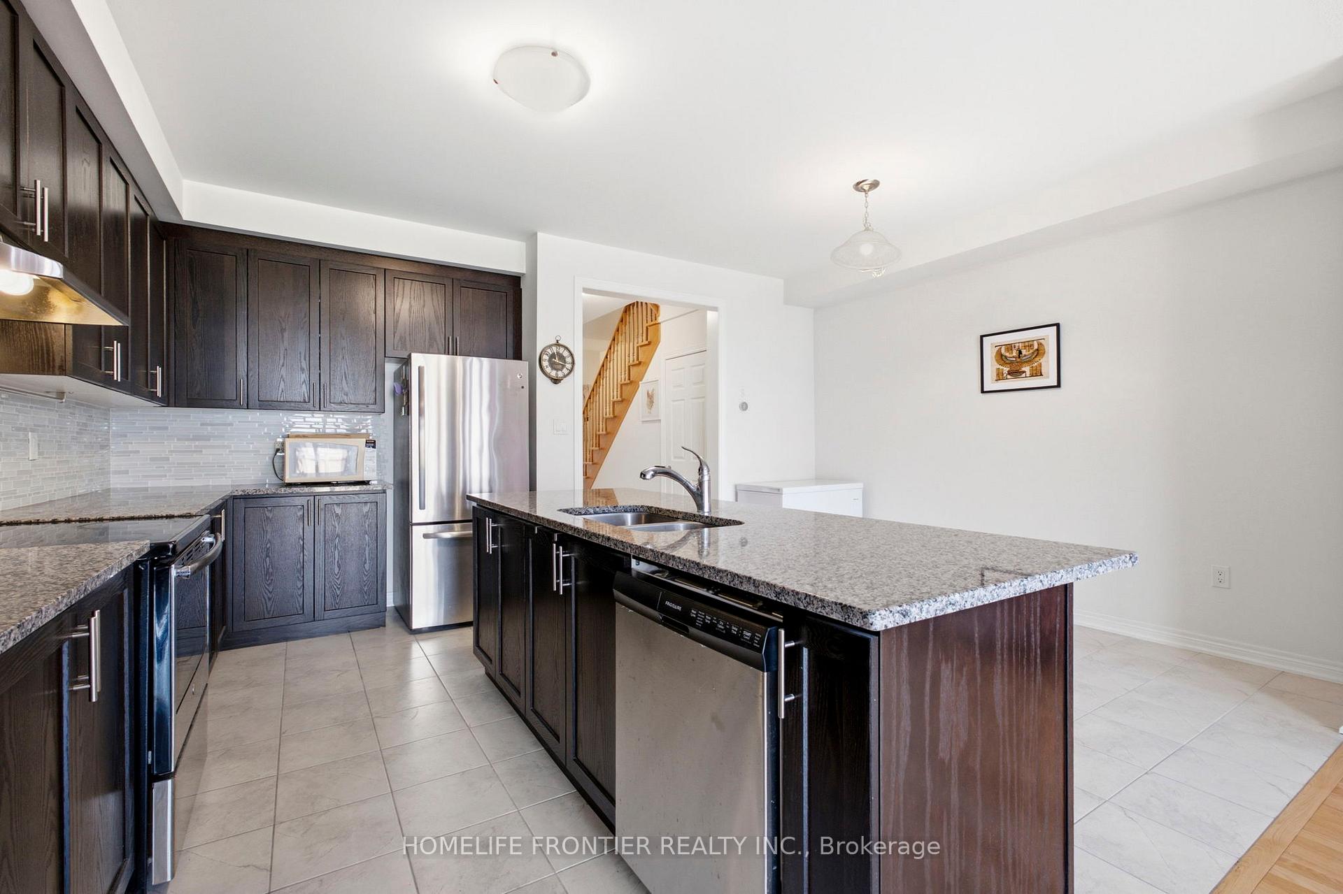 Photo 8 of 80 Walter Proctor Road, East Gwillimbury, Sharon — HOMEH