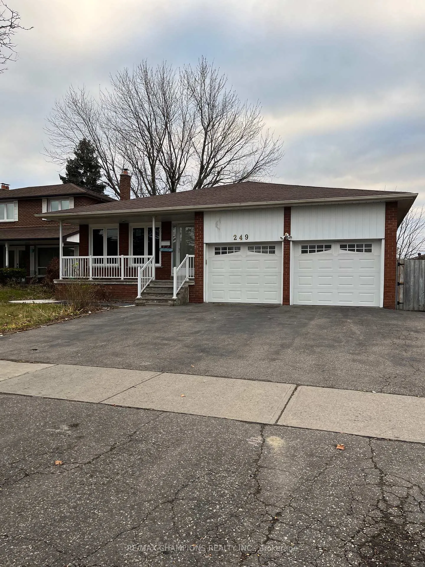 Photo 3 of 249 Centre Street N, Brampton, Brampton North — HOMEH