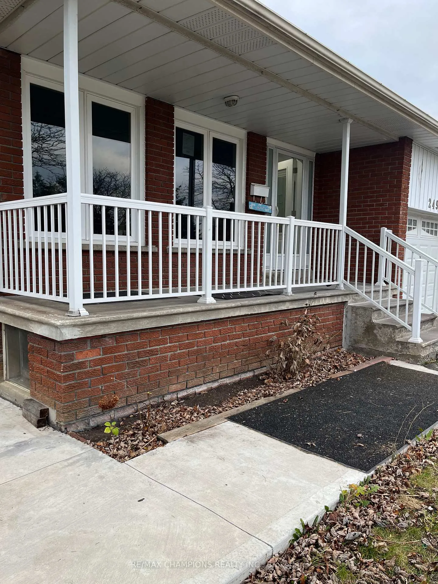 Photo 5 of 249 Centre Street N, Brampton, Brampton North — HOMEH