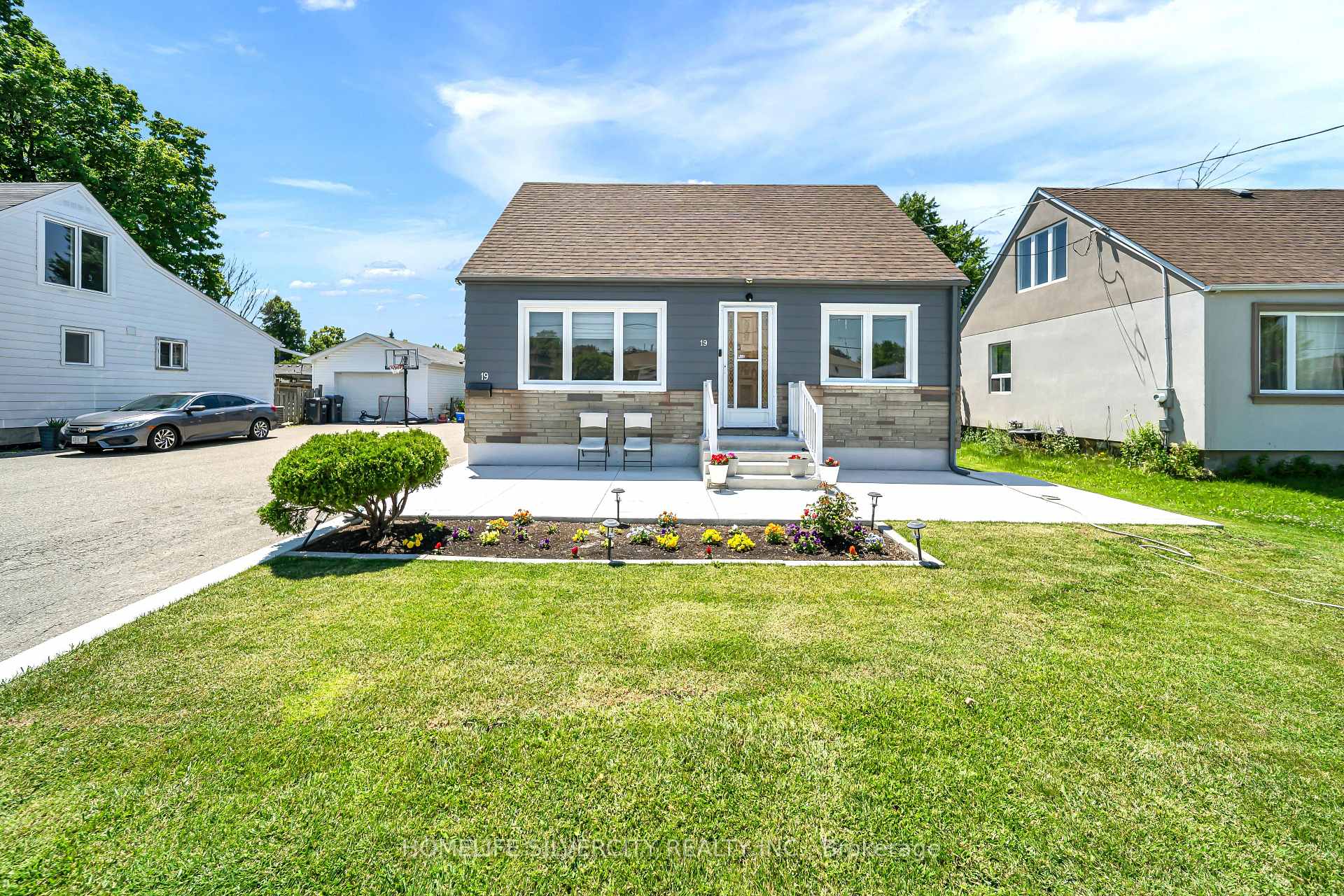 Photo 3 of 19 Pleasantview Avenue, Brampton, Brampton West — HOMEH