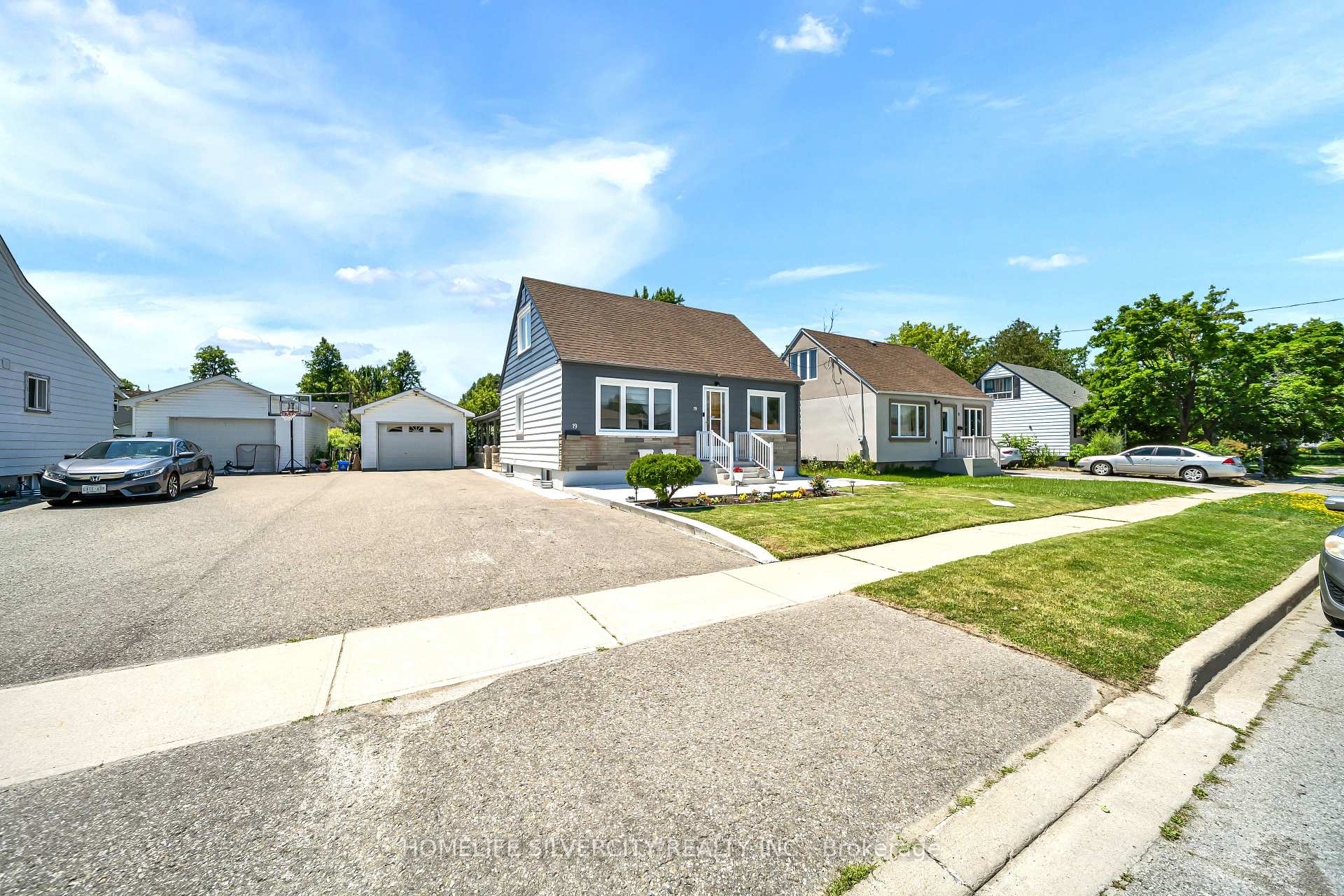 Photo 4 of 19 Pleasantview Avenue, Brampton, Brampton West — HOMEH