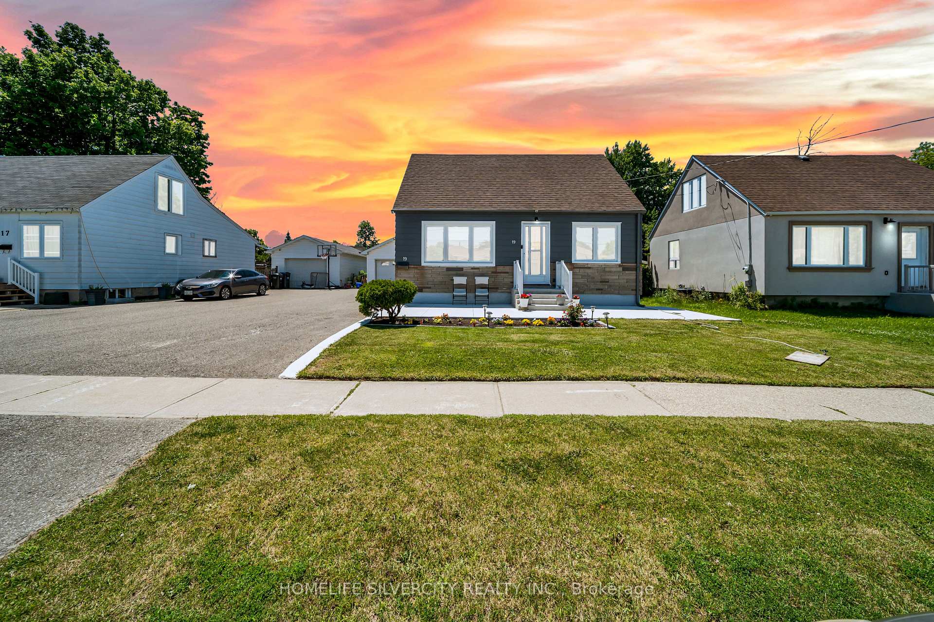 Photo 6 of 19 Pleasantview Avenue, Brampton, Brampton West — HOMEH