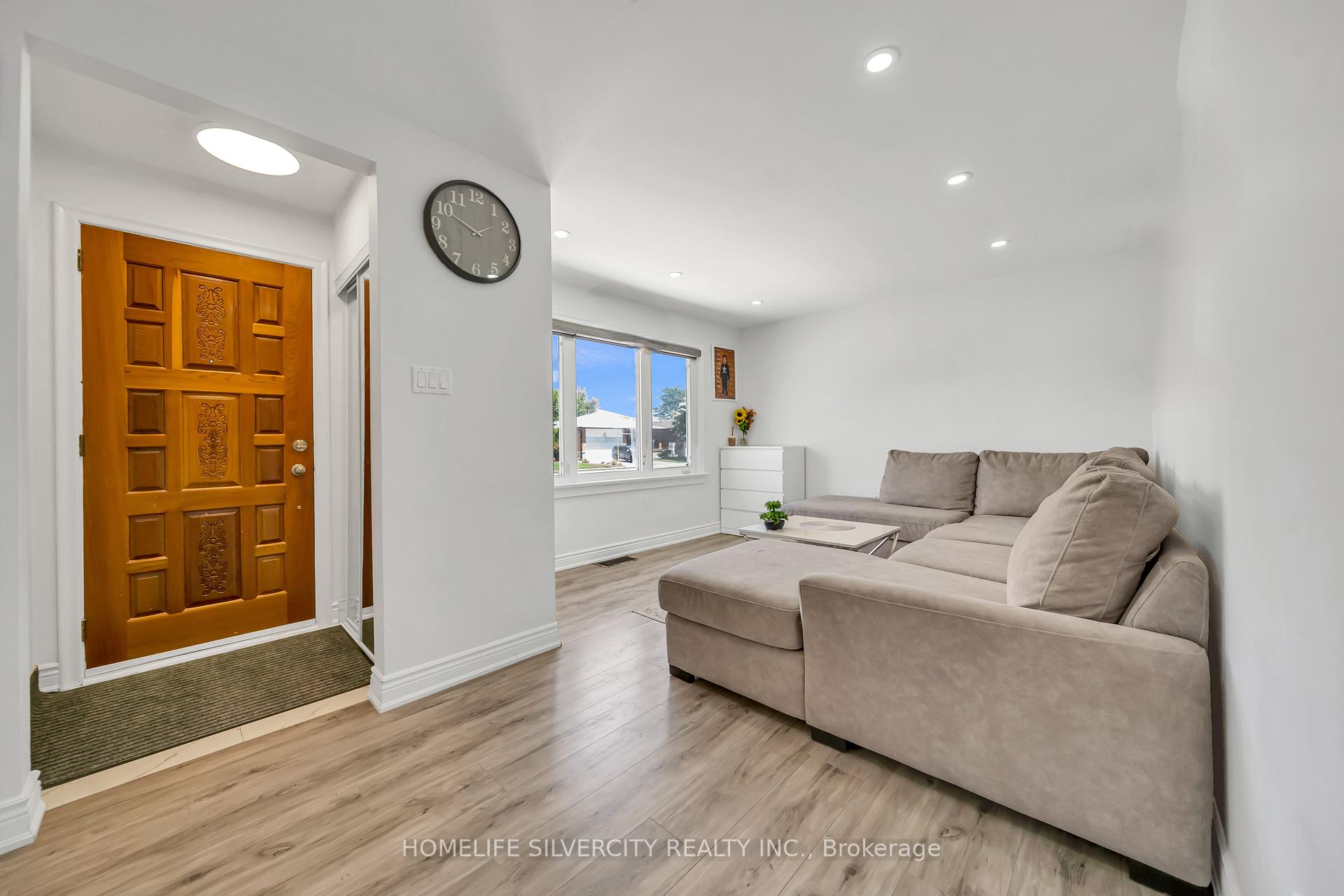 Photo 9 of 19 Pleasantview Avenue, Brampton, Brampton West — HOMEH