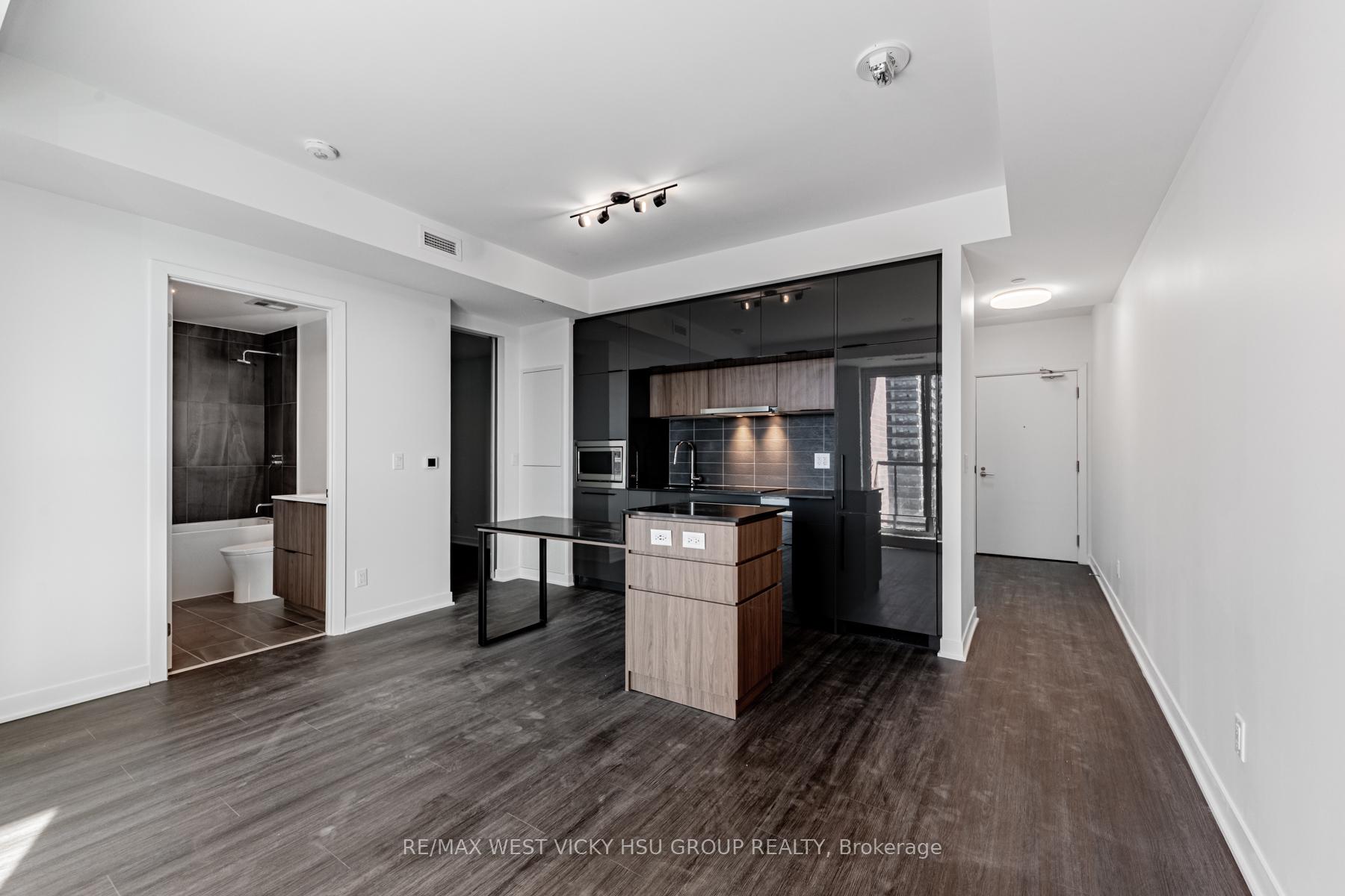 Photo 6 of Unit 810, 185 Alberta Avenue, Toronto, Oakwood Village — HOMEH
