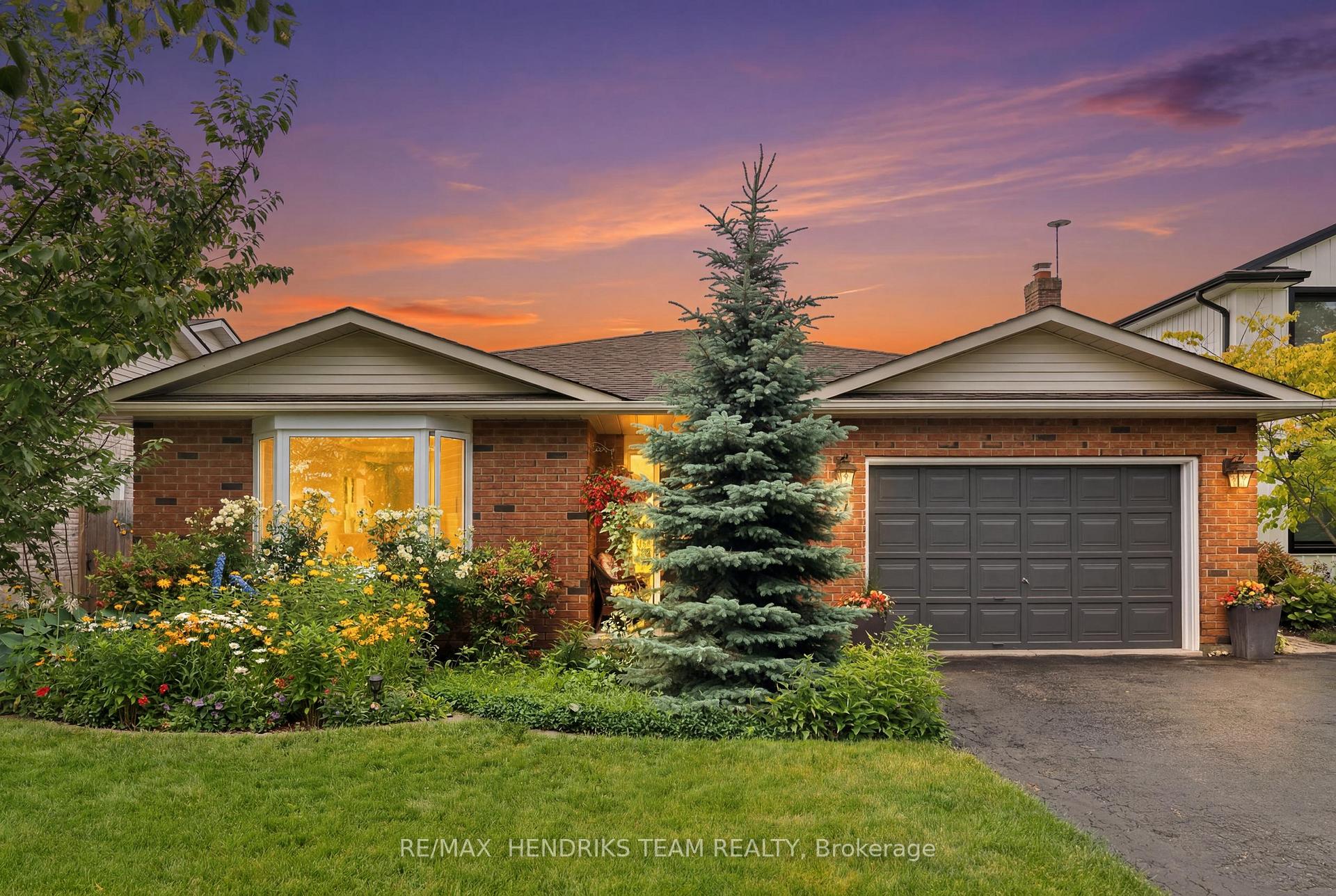 Photo 2 of 12 Stonebridge Gate, St. Catharines, Grapeview — HOMEH