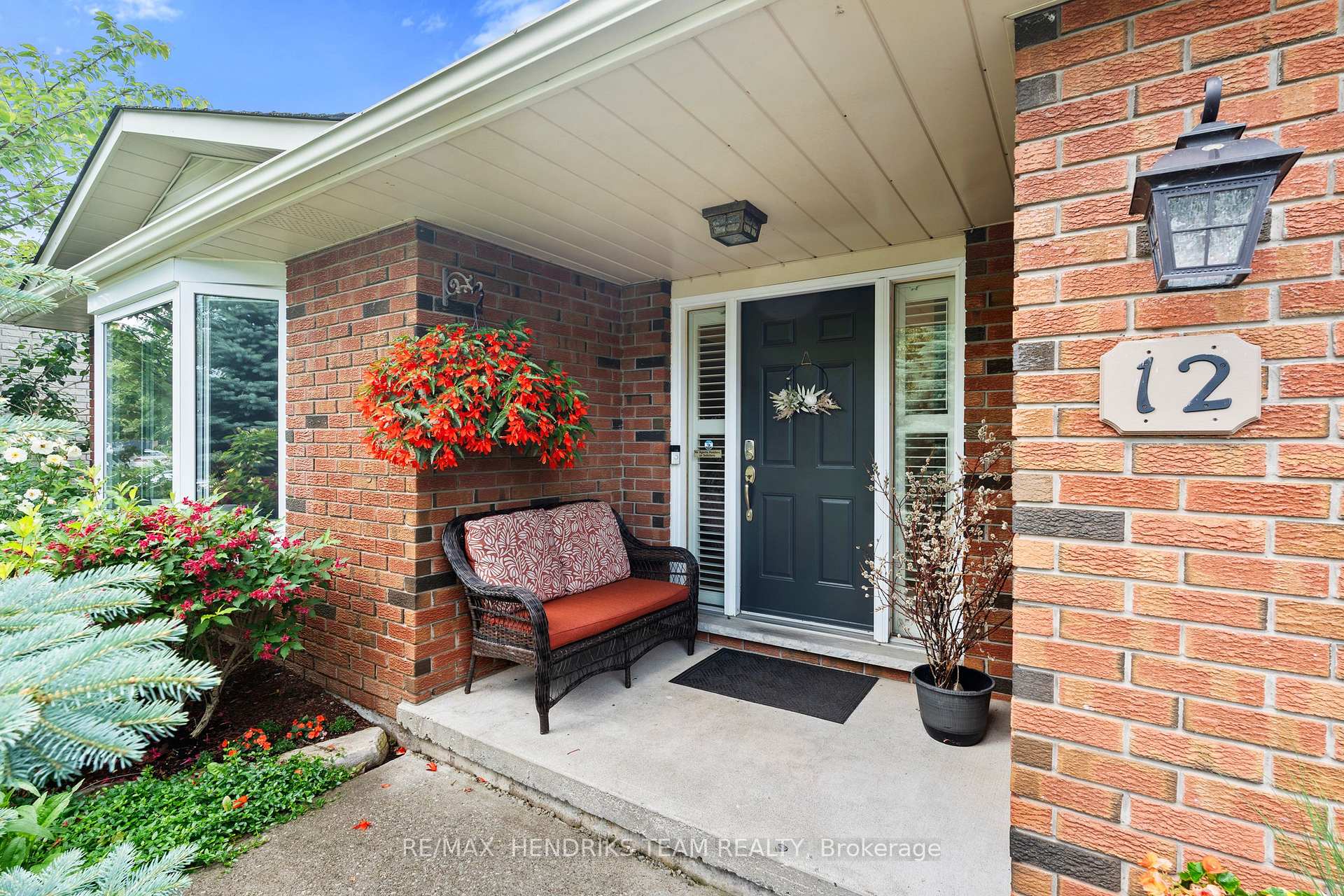 Photo 3 of 12 Stonebridge Gate, St. Catharines, Grapeview — HOMEH