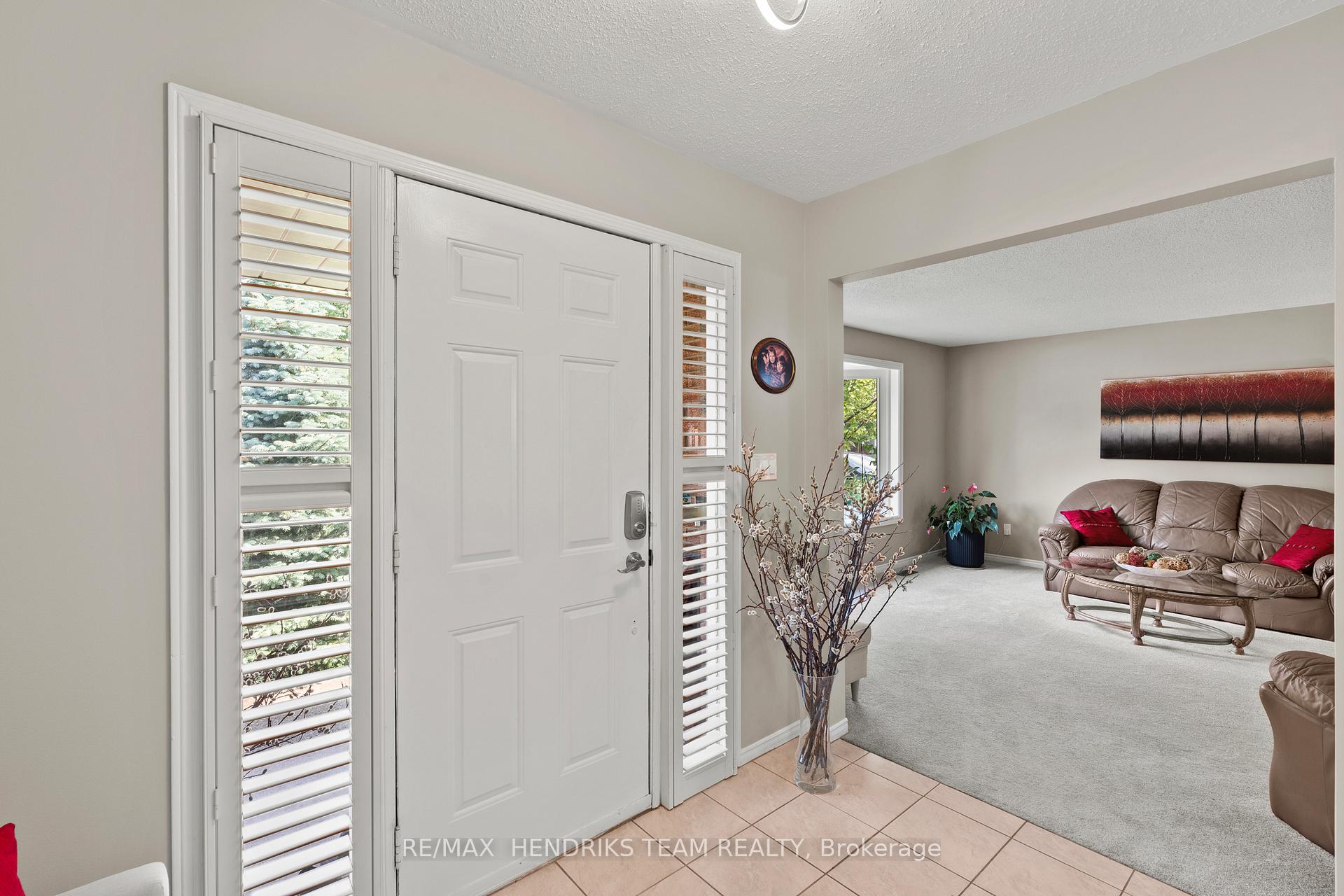 Photo 4 of 12 Stonebridge Gate, St. Catharines, Grapeview — HOMEH