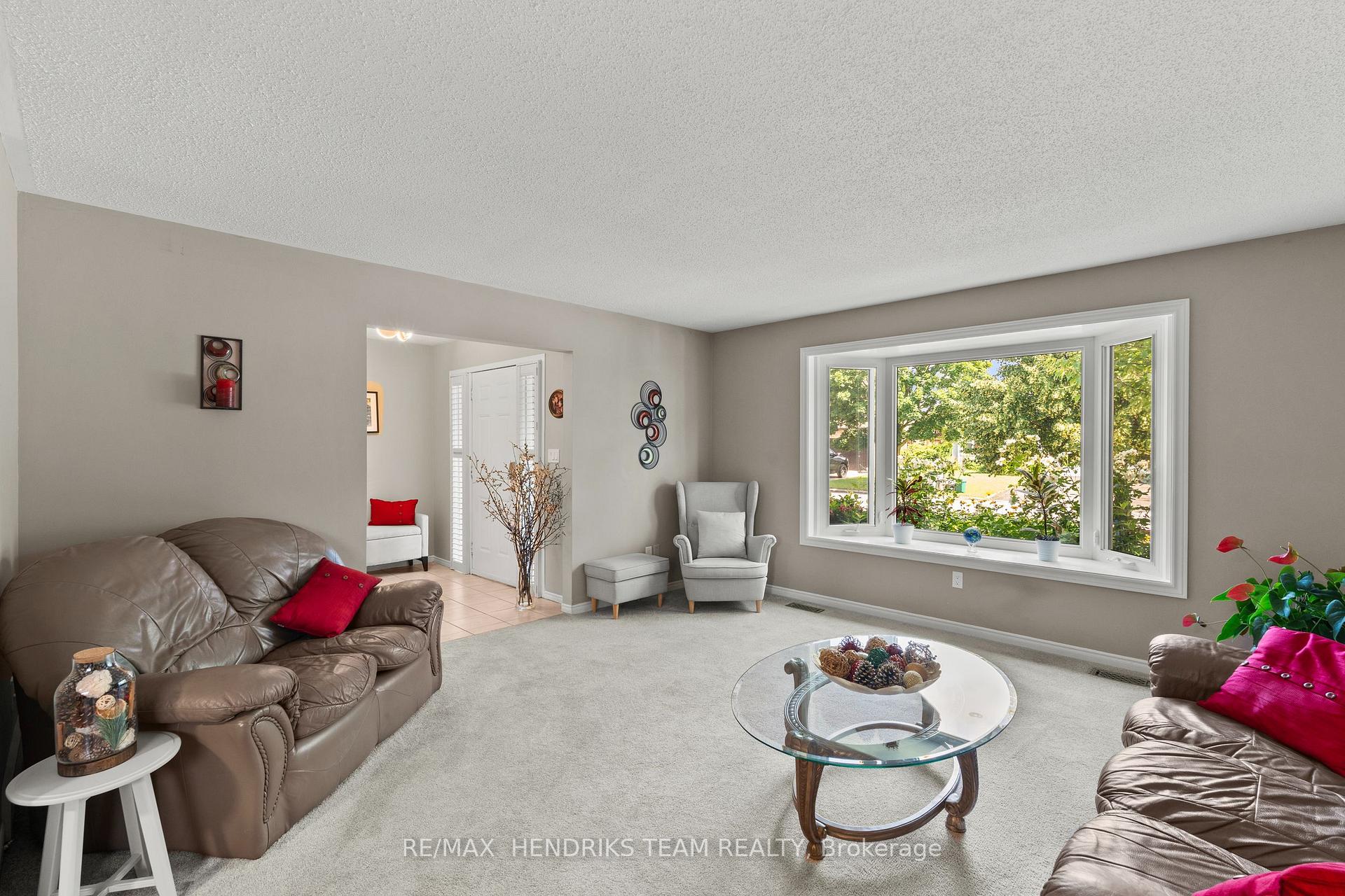 Photo 5 of 12 Stonebridge Gate, St. Catharines, Grapeview — HOMEH