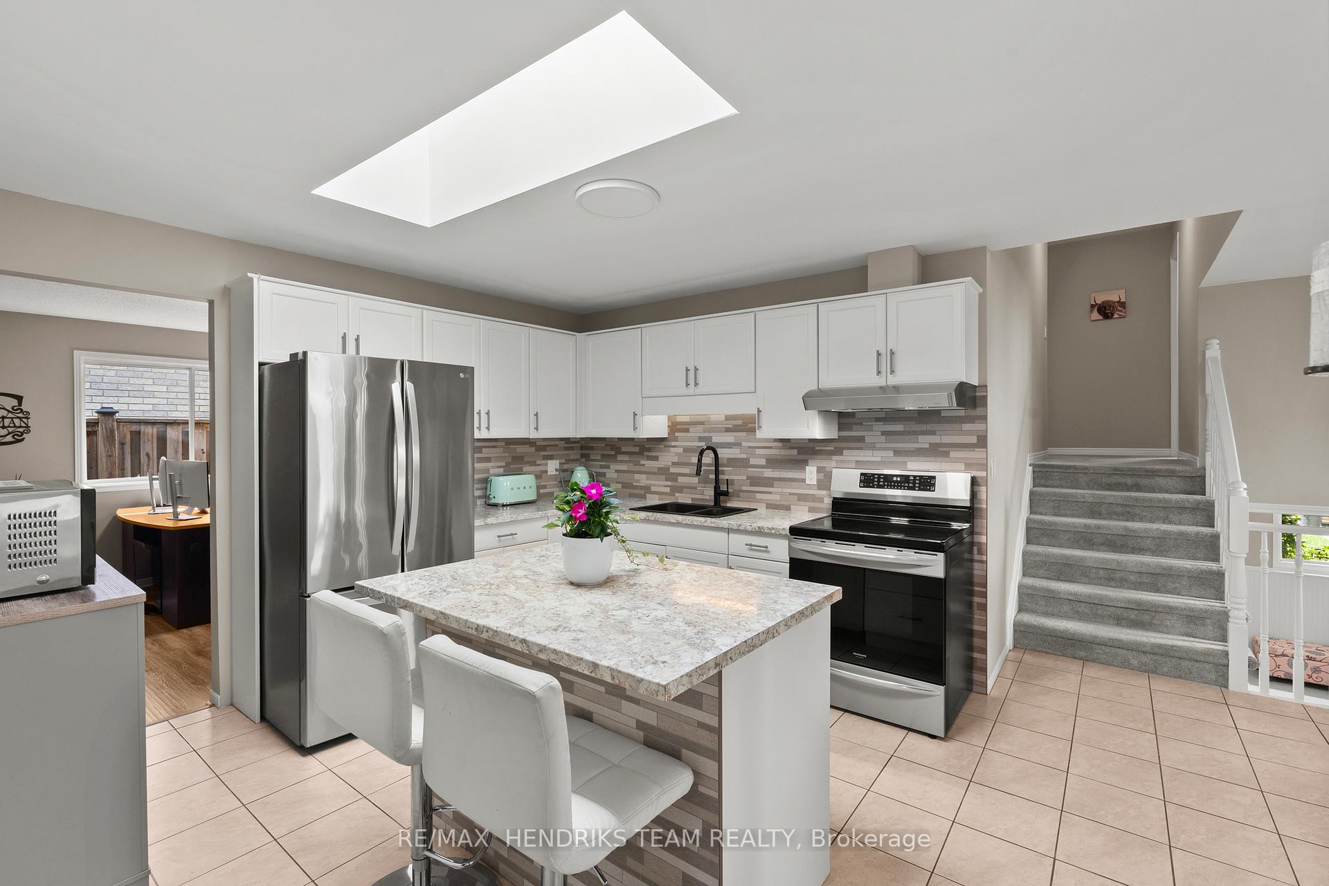 Photo 9 of 12 Stonebridge Gate, St. Catharines, Grapeview — HOMEH