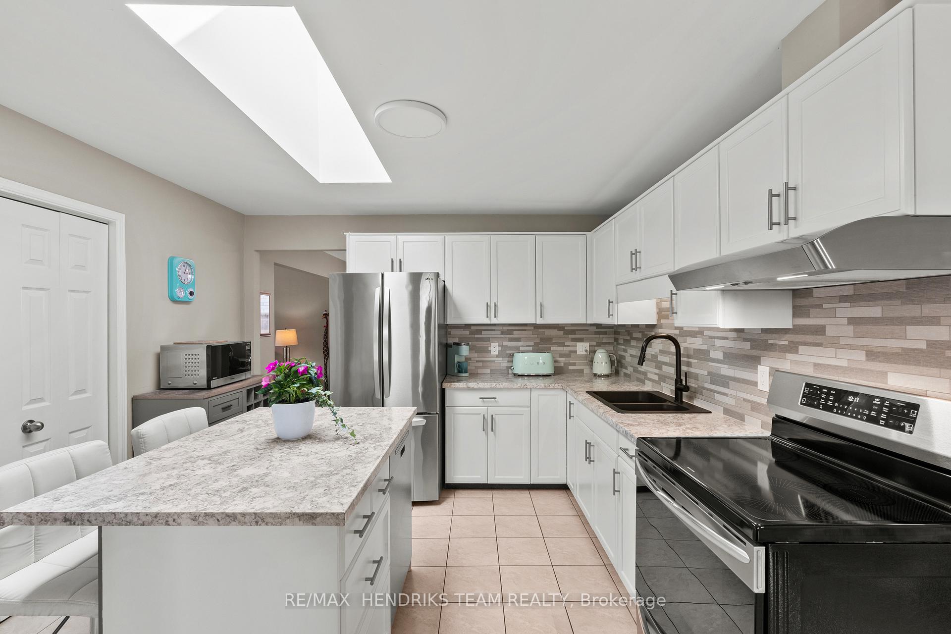 Photo 10 of 12 Stonebridge Gate, St. Catharines, Grapeview — HOMEH