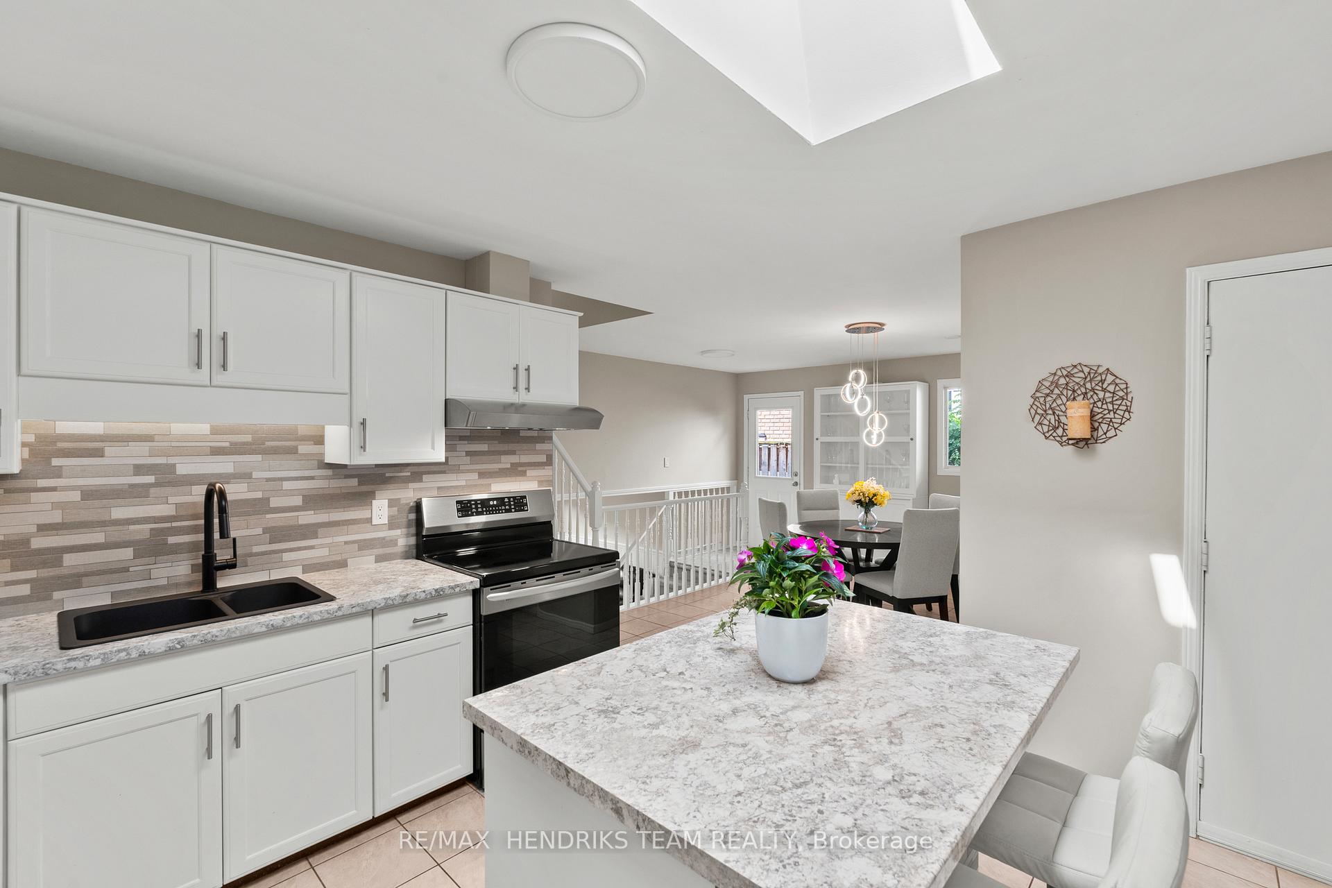Photo 11 of 12 Stonebridge Gate, St. Catharines, Grapeview — HOMEH
