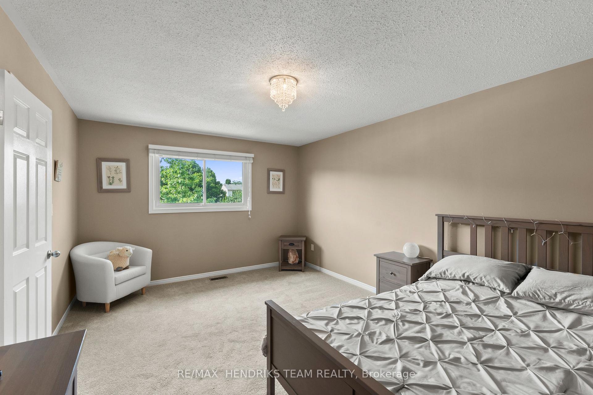 Photo 16 of 12 Stonebridge Gate, St. Catharines, Grapeview — HOMEH