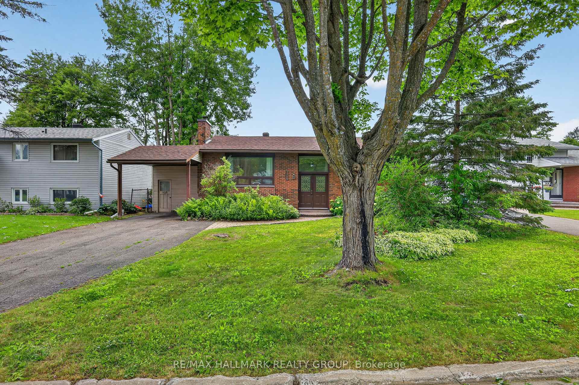 Photo 2 of 738 Stiles Crescent, Ottawa, Beacon Hill North — HOMEH