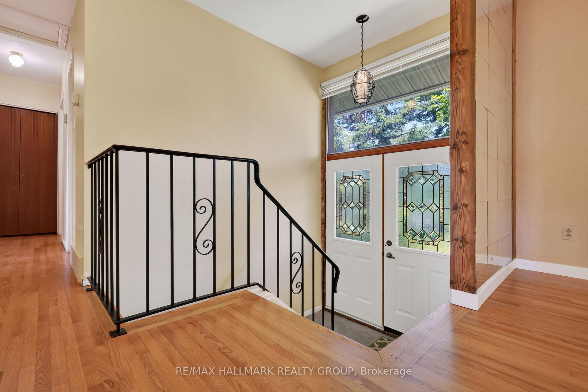 Photo 3 of 738 Stiles Crescent, Ottawa, Beacon Hill North — HOMEH