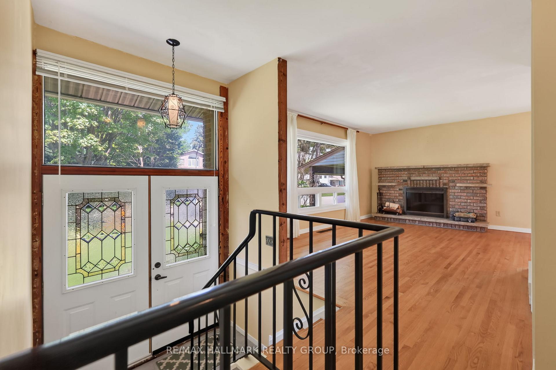 Photo 4 of 738 Stiles Crescent, Ottawa, Beacon Hill North — HOMEH